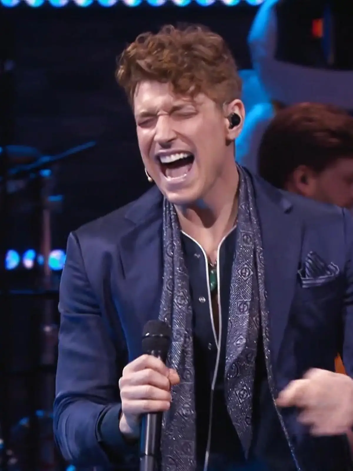 Daniel Donskoy gibt alles für sein Team. Auch vor einer Big Band macht er mit seiner Swing-Version von Justin Timberlakes "Can't Stop The Feeling" eine mega Figur!