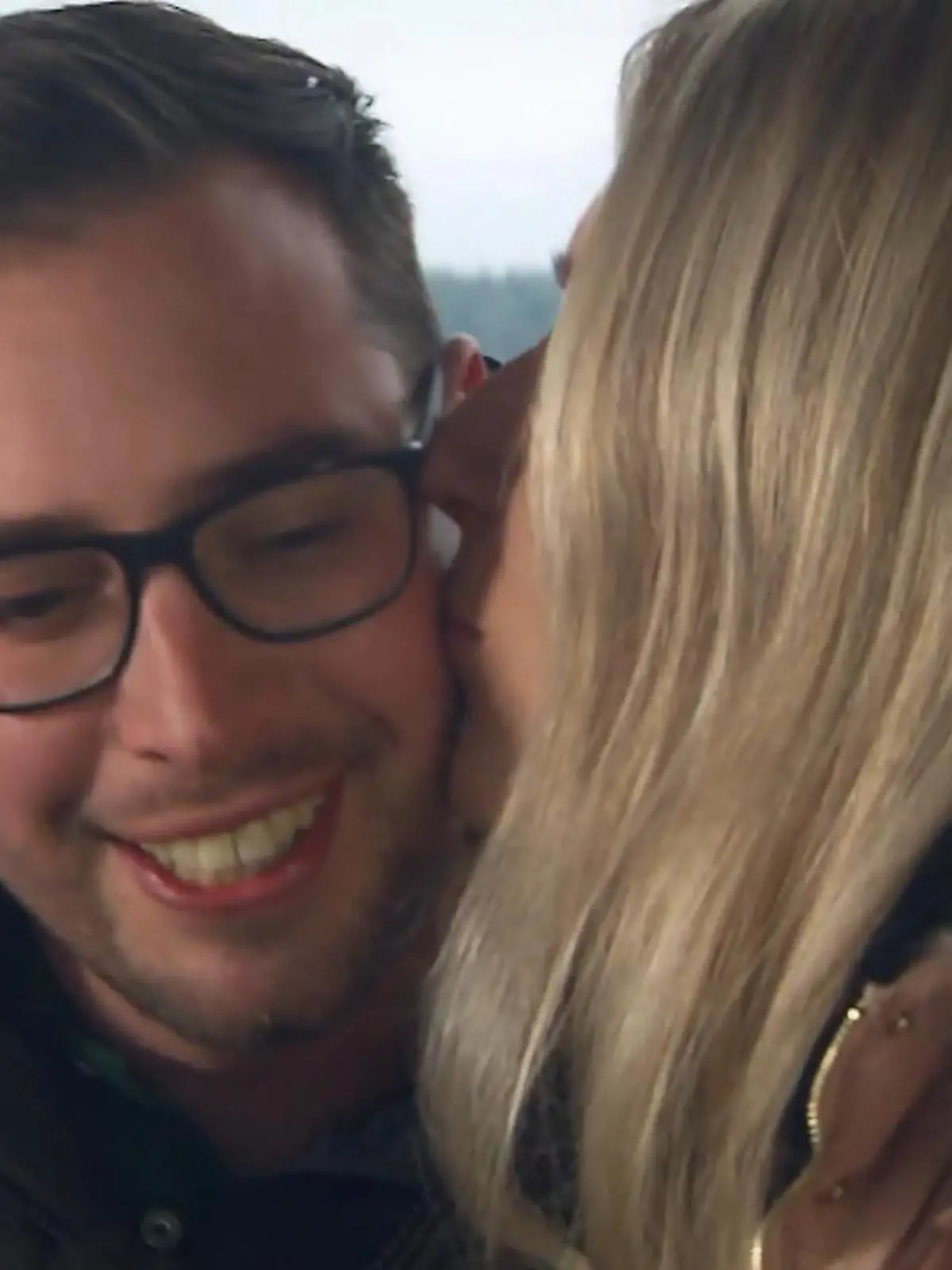 Marc bekommt ein Bussi von seiner Katrin