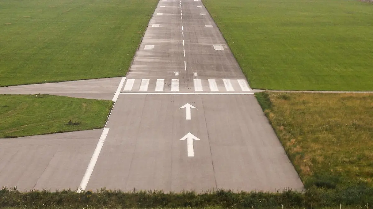 Ein Flugzeug ist vor der Landebahn auf dem Boden aufgeprallt. (Symbolfoto)