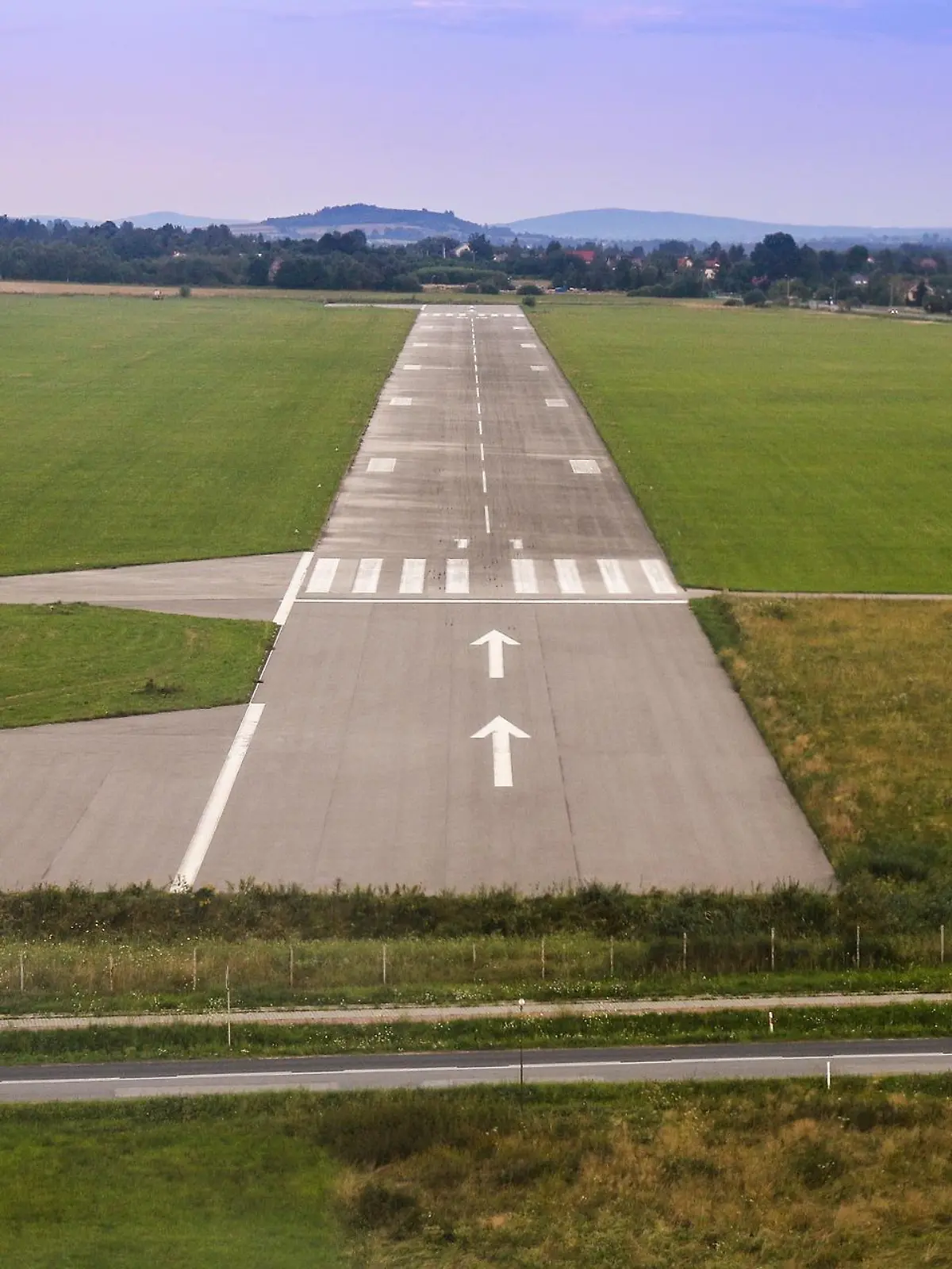 Ein Flugzeug ist vor der Landebahn auf dem Boden aufgeprallt. (Symbolfoto)