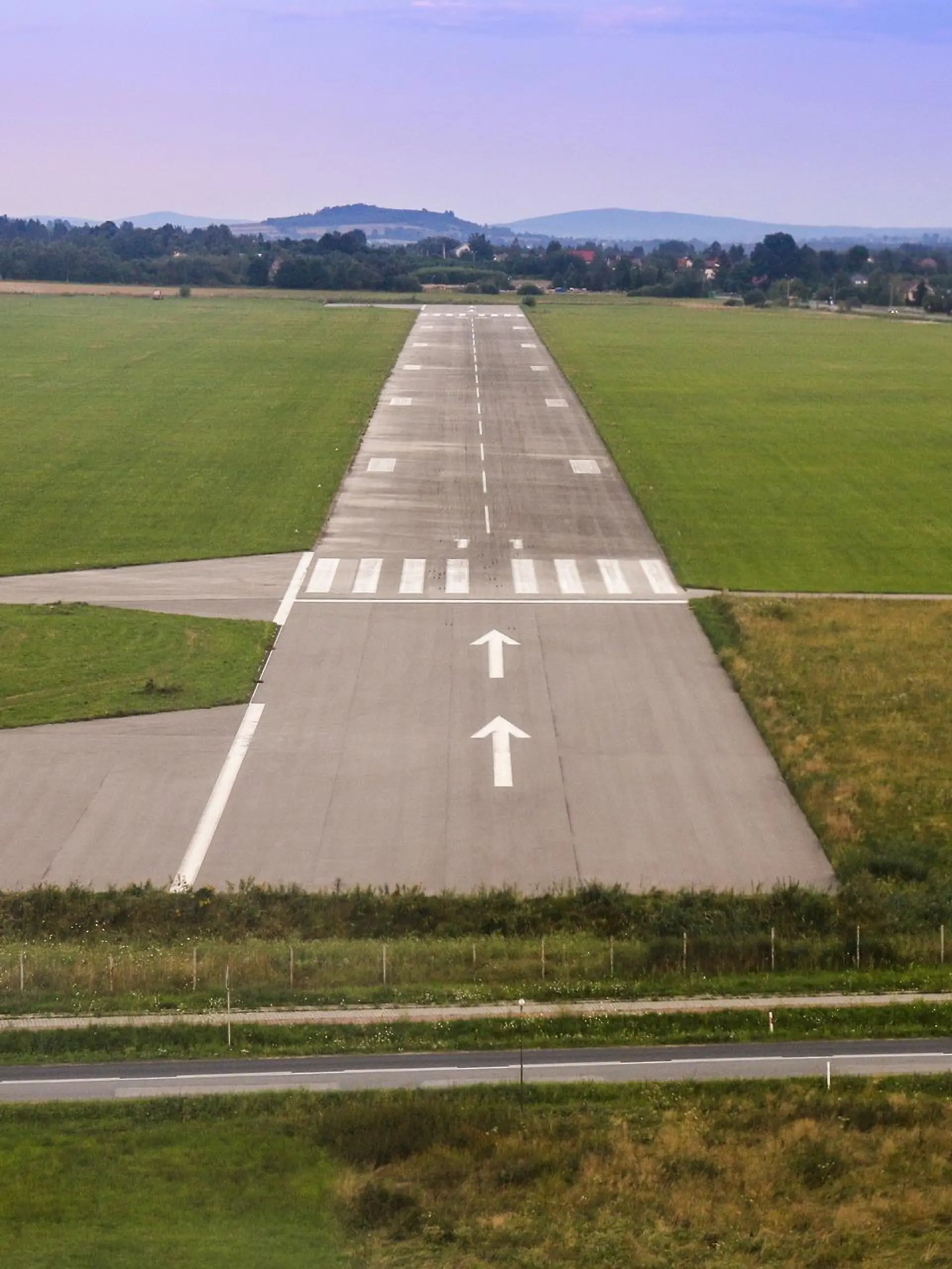 Ein Flugzeug ist vor der Landebahn auf dem Boden aufgeprallt. (Symbolfoto)