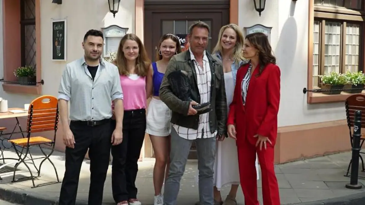 Unter uns Lars Steinhfel Floriane Eichhorn Theresa Traser Kai Noll Carina Koller Tabea Heynig Foto Picture Puzzle Medien
