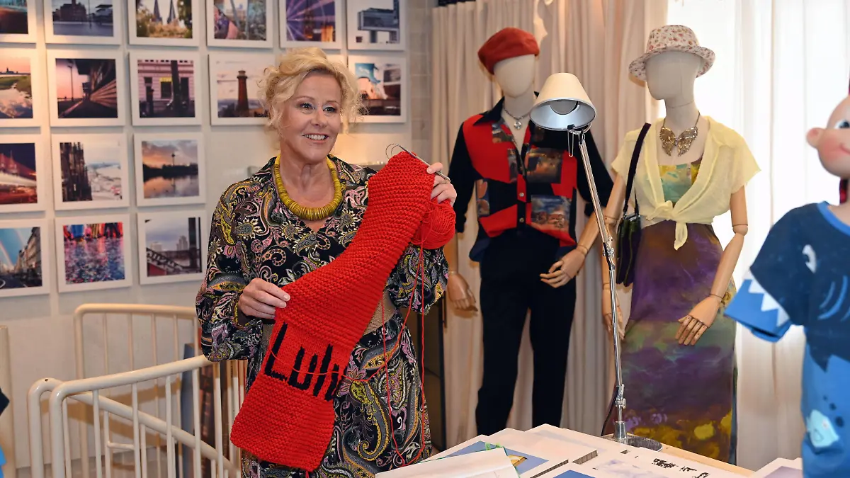 Schauspielerin Iris Werlin strickt Schals für Bedürftige bei der Eröffnung der neuen Location der RTL Serie unter uns . Der Shop Viererleih eröffnet in der neuen Goethestrasse von unter uns *** Actress Iris Werlin knits scarves for the needy at the opening of the new location of the RTL series unter uns The store Viererleih opens in the new Goethestrasse of unter uns