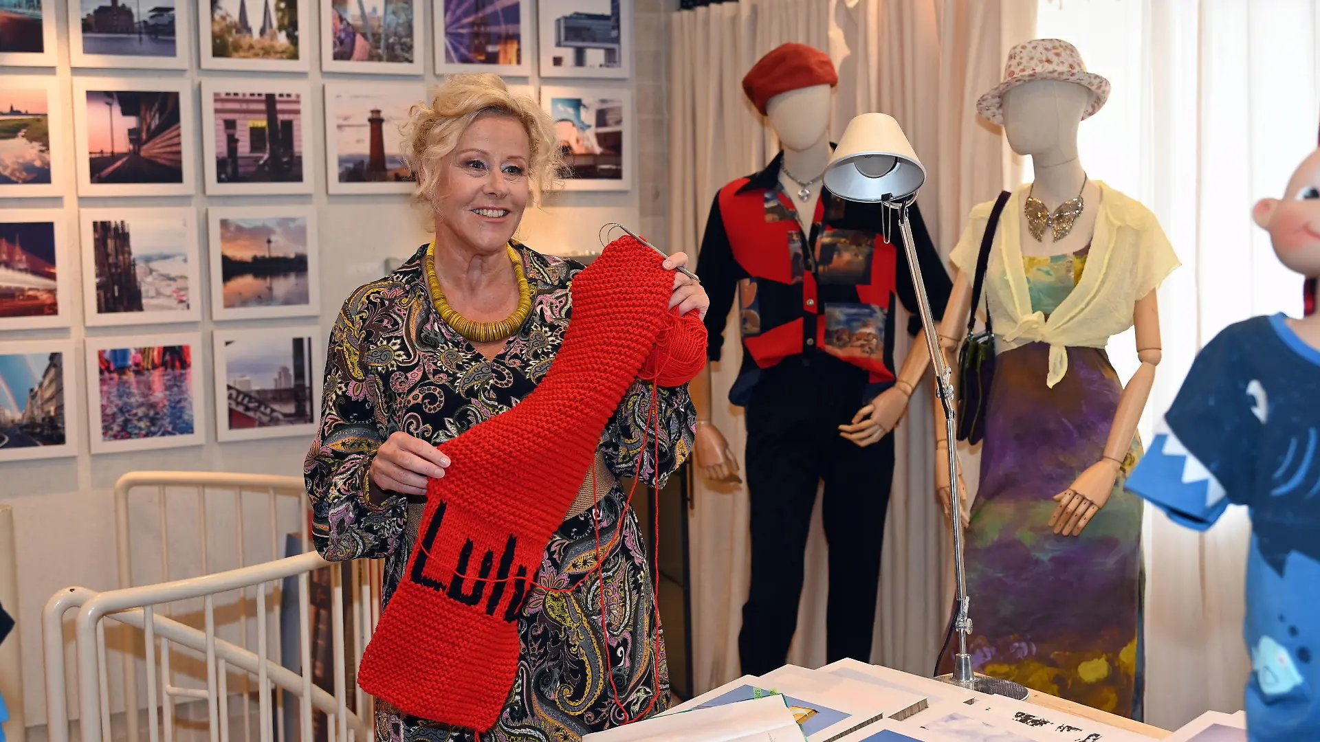 Schauspielerin Iris Werlin strickt Schals für Bedürftige bei der Eröffnung der neuen Location der RTL Serie unter uns . Der Shop Viererleih eröffnet in der neuen Goethestrasse von unter uns *** Actress Iris Werlin knits scarves for the needy at the opening of the new location of the RTL series unter uns The store Viererleih opens in the new Goethestrasse of unter uns