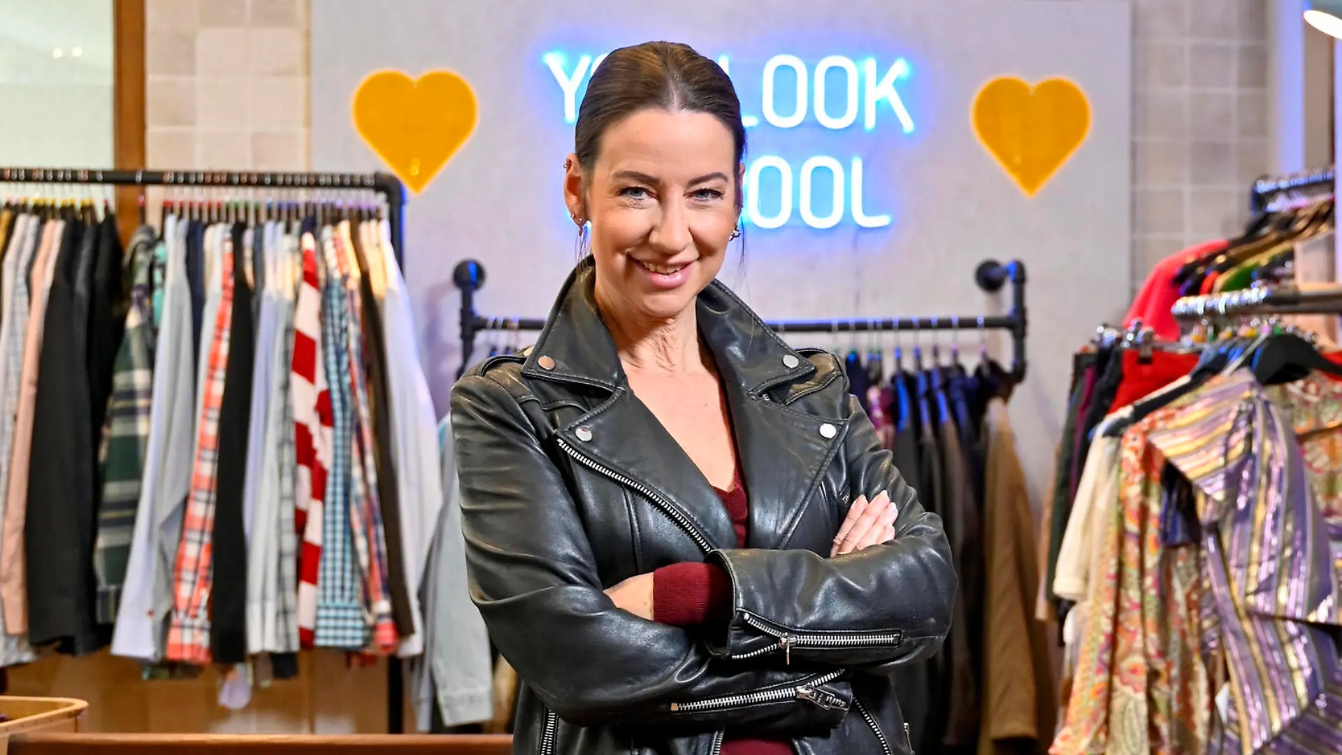 Isabell Hertel beim Fototermin am Set der RTL TV-Serie Unter uns im neuen Set Goethestraße in der Bismarckstraße. Köln, 10.05.2023 *** Isabell Hertel at the photo session on the set of the RTL TV series Unter uns in the new set Goethestraße in Bismarckstraße Cologne, 10 05 2023 Foto:xD.xAnoraganingrumx/xFuturexImage