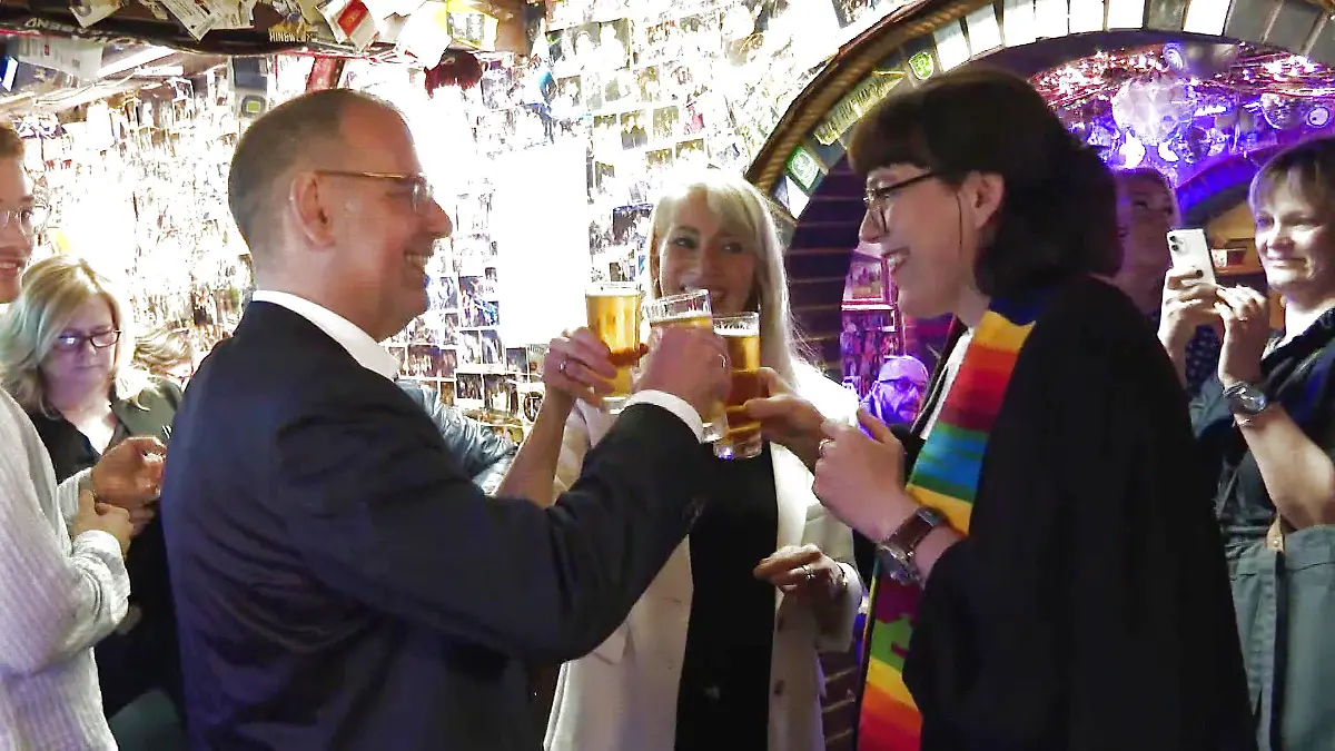 Spontane Trauung auf dem Kiez in Hamburg in einer Kneipe.
