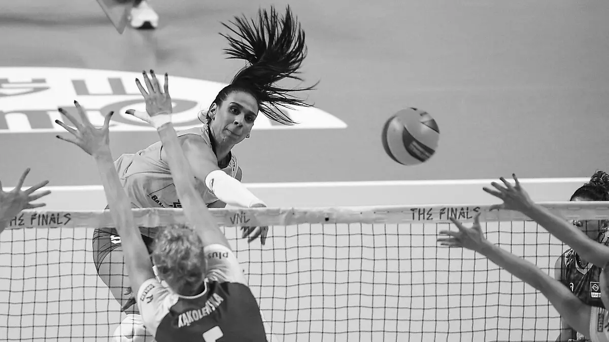 (190704) -- NANJING, July 4, 2019 (Xinhua) -- Ana Paula Borgo Bedani Guedes of Brazil spikes during the match between Poland and Brazil at the 2019 FIVB Volleyball Nations League Finals Women in Nanjing, east China's Jiangsu Province, July 4, 2019. (Xinhua/Yang Lei).