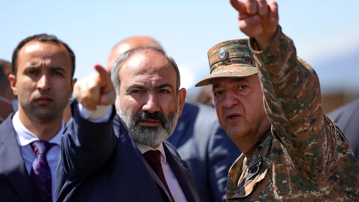 ARCHIV - 27.05.2021, Armenien, Kot: Nikol Paschinjan (M), Ministerpräsident von Armenien, spricht mit einem Offizier der armenischen Armee in einem Dorf an der Grenze. Zwischen Aserbaidschan und Armenien sind im Kaukasus wieder schwere Kämpfe ausgebrochen. (zu dpa: «Schwere Kämpfe zwischen Aserbaidschan und Armenien») Foto: Tigran Mehrabyan/PAN Photo/AP/dpa +++ dpa-Bildfunk +++