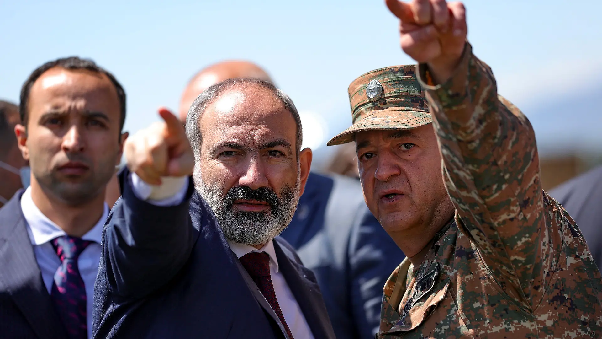 ARCHIV - 27.05.2021, Armenien, Kot: Nikol Paschinjan (M), Ministerpräsident von Armenien, spricht mit einem Offizier der armenischen Armee in einem Dorf an der Grenze. Zwischen Aserbaidschan und Armenien sind im Kaukasus wieder schwere Kämpfe ausgebrochen. (zu dpa: «Schwere Kämpfe zwischen Aserbaidschan und Armenien») Foto: Tigran Mehrabyan/PAN Photo/AP/dpa +++ dpa-Bildfunk +++