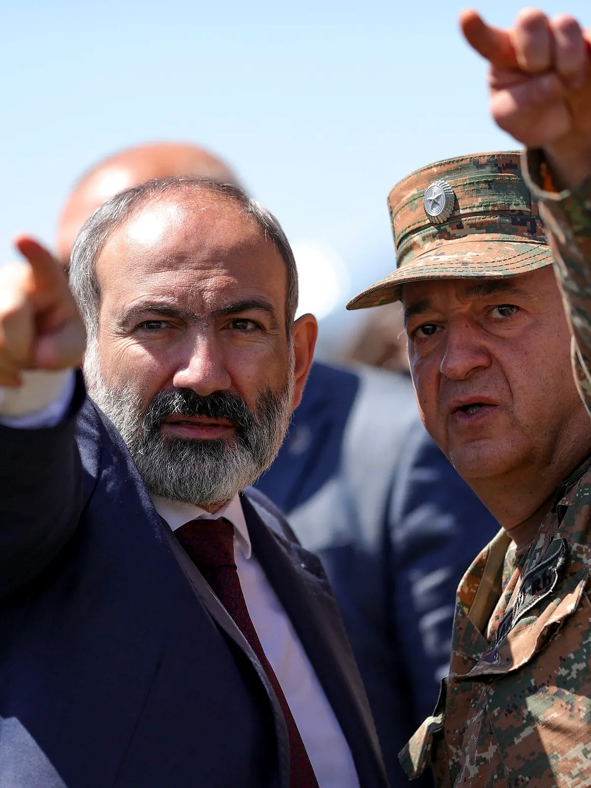 ARCHIV - 27.05.2021, Armenien, Kot: Nikol Paschinjan (M), Ministerpräsident von Armenien, spricht mit einem Offizier der armenischen Armee in einem Dorf an der Grenze. Zwischen Aserbaidschan und Armenien sind im Kaukasus wieder schwere Kämpfe ausgebrochen. (zu dpa: «Schwere Kämpfe zwischen Aserbaidschan und Armenien») Foto: Tigran Mehrabyan/PAN Photo/AP/dpa +++ dpa-Bildfunk +++