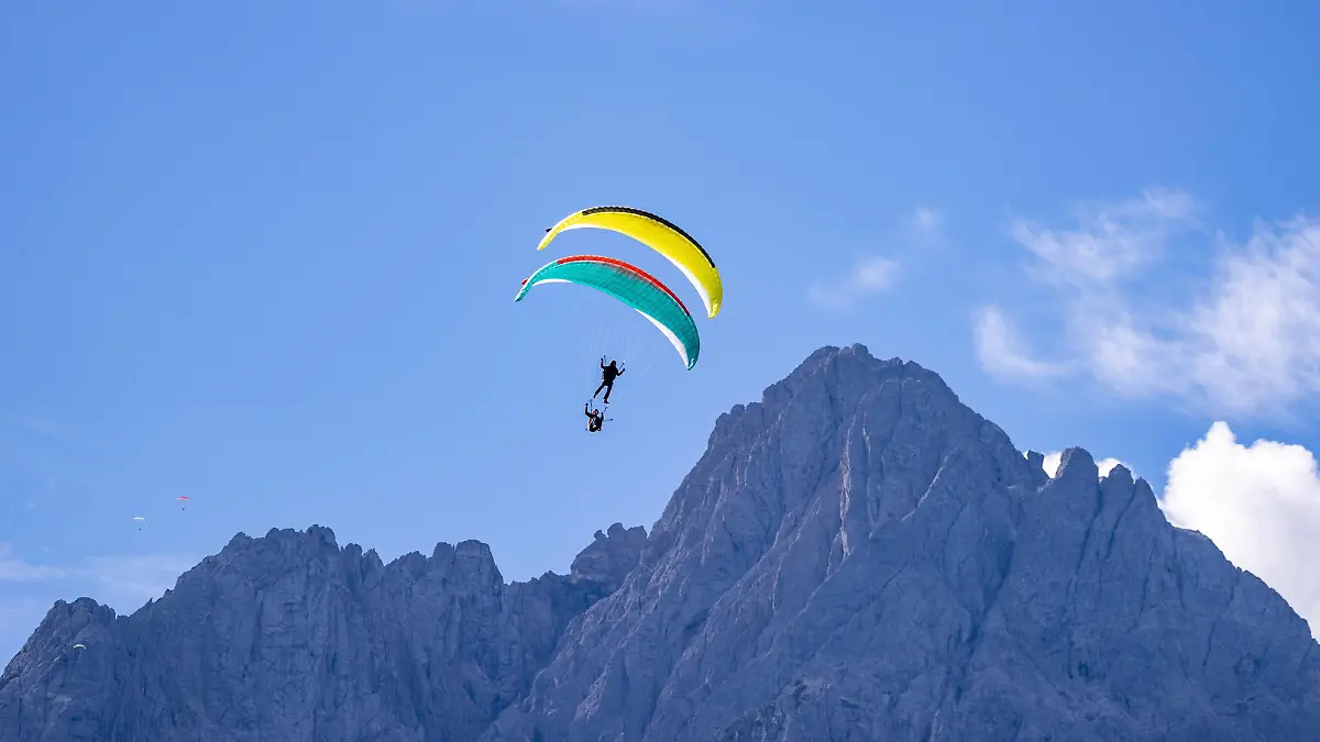 10.09.2022, Lienz, AUT, 35. Red Bull Dolomitenmann 2022, Showprogramm, im Bild Paragleiter Flugshow // during a side event of the 35th Red Bull Dolomitenmann 2022 in Lienz, Austria on 2022/09/10. / Expa Lienz *** 10 09 2022, Lienz, AUT, 35 Red Bull Dolomitenmann 2022, show program, in the picture paragliding air show during a side event of the 35th Red Bull Dolomitenmann 2022 in Lienz, Austria on 2022 09 10 Expa Lienz PUBLICATIONxNOTxINxAUTxRUSxPOL EP_luk