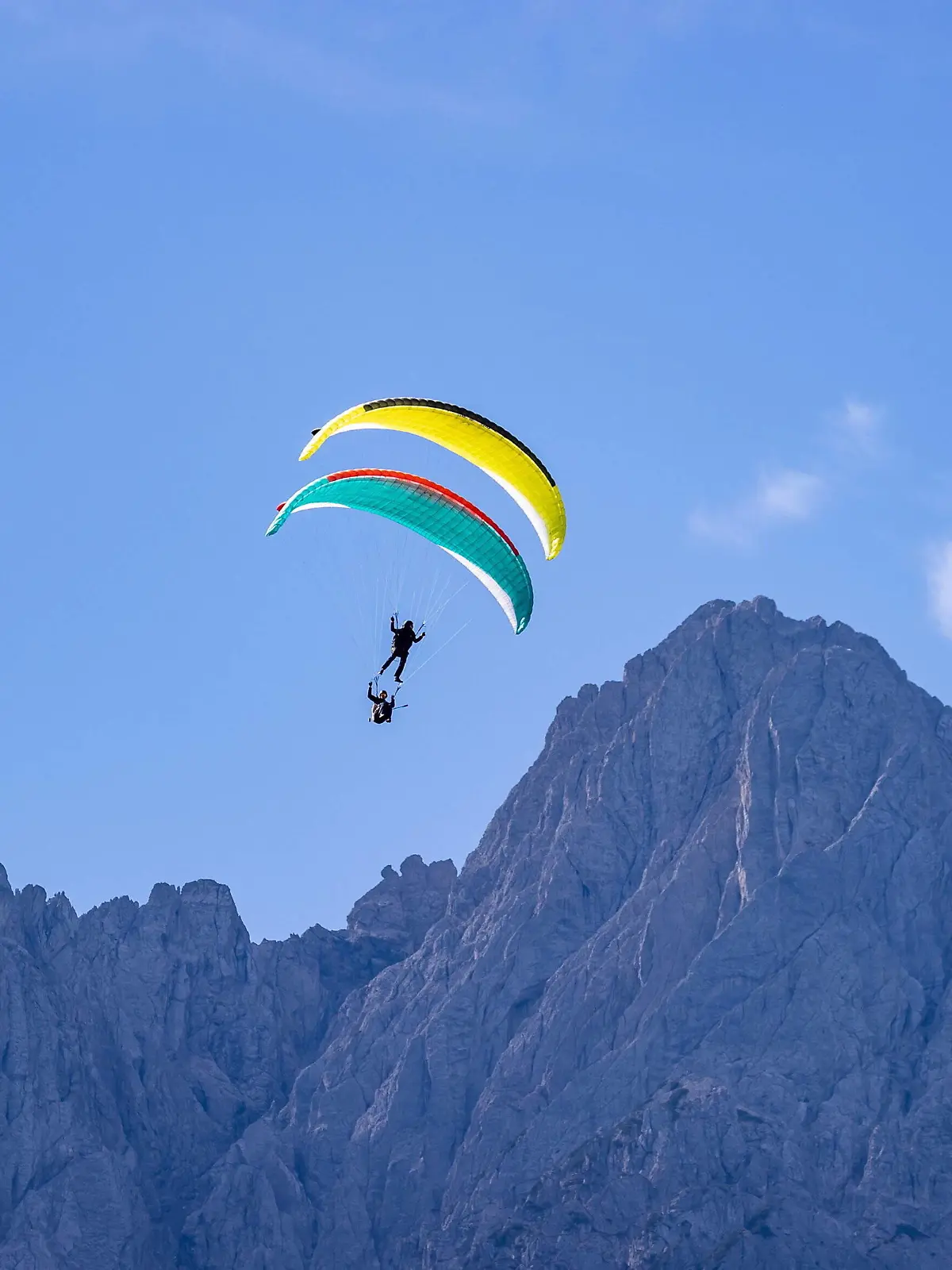  10.09.2022, Lienz, AUT, 35. Red Bull Dolomitenmann 2022, Showprogramm, im Bild Paragleiter Flugshow // during a side event of the 35th Red Bull Dolomitenmann 2022 in Lienz, Austria on 2022/09/10. / Expa Lienz *** 10 09 2022, Lienz, AUT, 35 Red Bull Dolomitenmann 2022, show program, in the picture paragliding air show during a side event of the 35th Red Bull Dolomitenmann 2022 in Lienz, Austria on 2022 09 10 Expa Lienz PUBLICATIONxNOTxINxAUTxRUSxPOL EP_luk