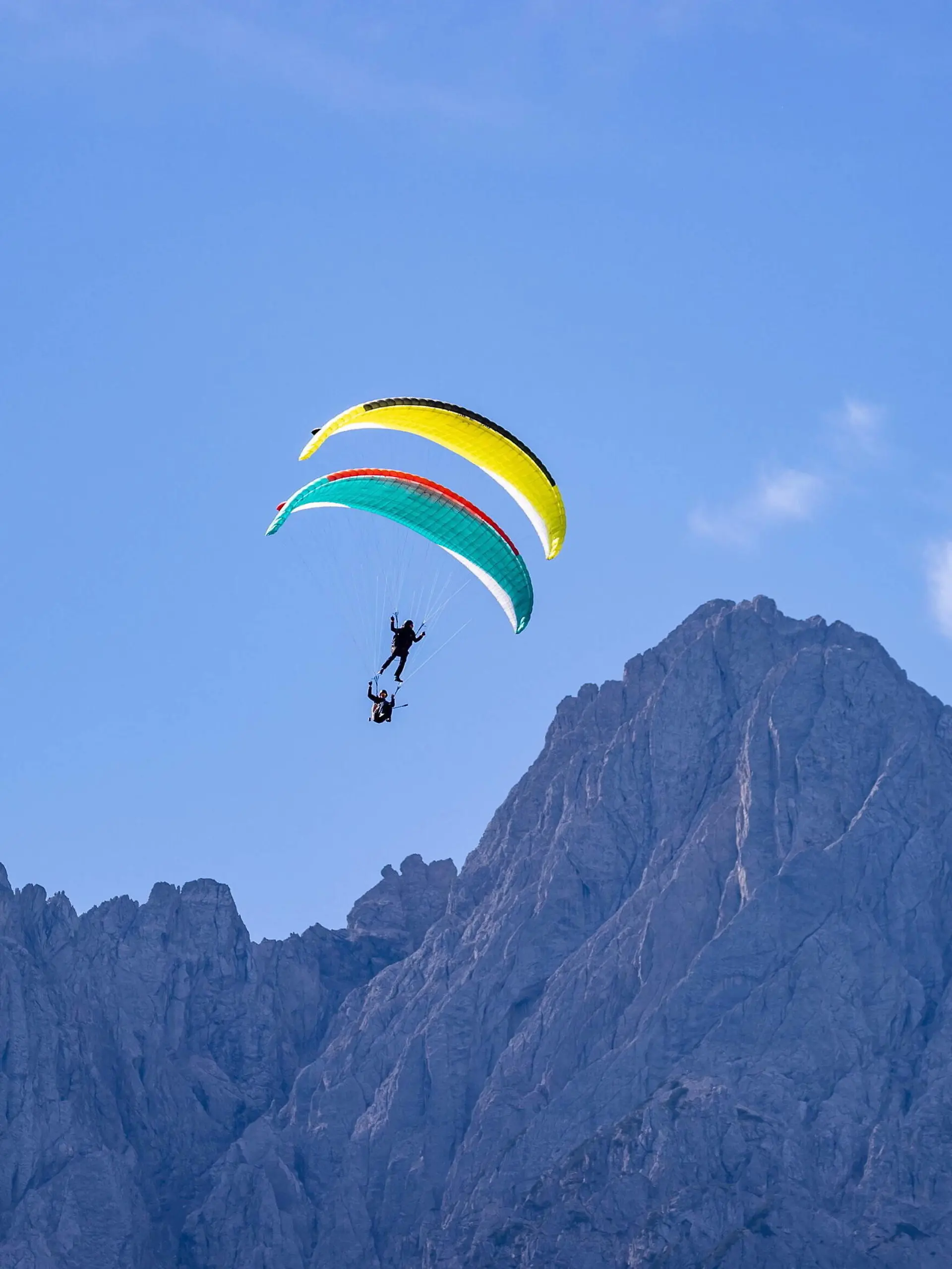  10.09.2022, Lienz, AUT, 35. Red Bull Dolomitenmann 2022, Showprogramm, im Bild Paragleiter Flugshow // during a side event of the 35th Red Bull Dolomitenmann 2022 in Lienz, Austria on 2022/09/10. / Expa Lienz *** 10 09 2022, Lienz, AUT, 35 Red Bull Dolomitenmann 2022, show program, in the picture paragliding air show during a side event of the 35th Red Bull Dolomitenmann 2022 in Lienz, Austria on 2022 09 10 Expa Lienz PUBLICATIONxNOTxINxAUTxRUSxPOL EP_luk