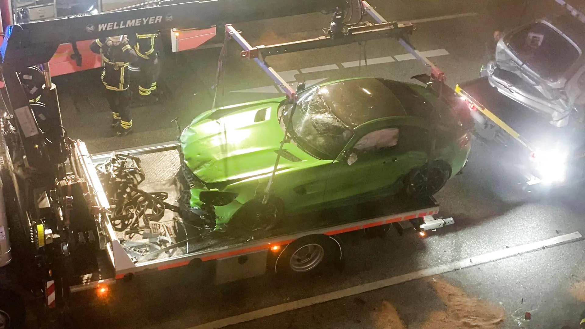 Ein verunfallter Mercedes-Sportwagen wird auf einen Abschleppwagen geladen.