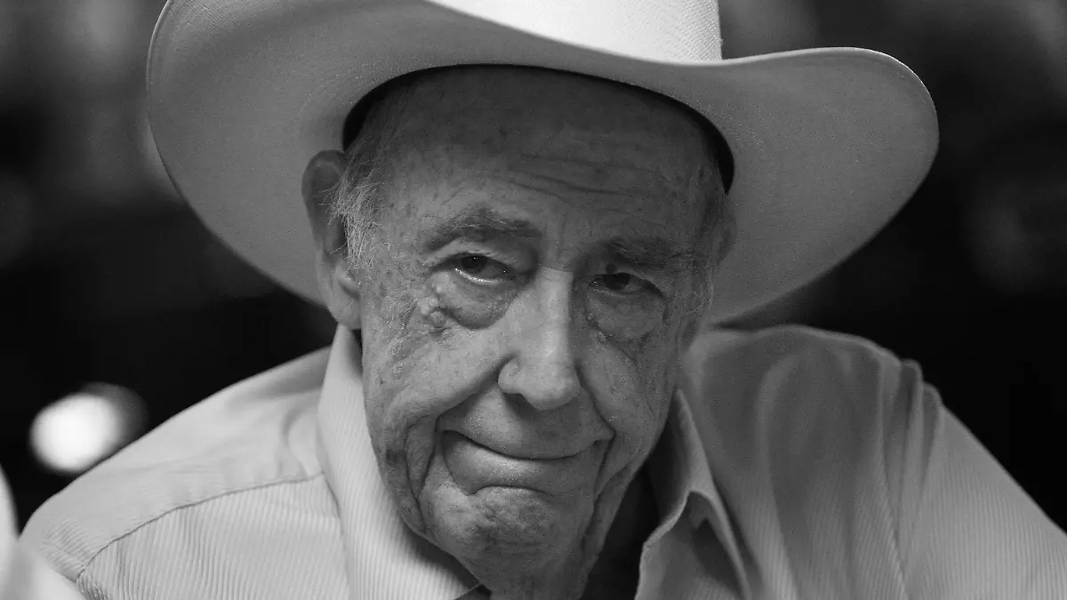 ARCHIV - 11.07.2013, USA, Las Vegas: Doyle Brunson, Poker Spieler aus den USA, nimmt am dritten Tag des Hauptturniers der World Series of Poker teil. Die amerikanische Poker-Größe Doyle Brunson ist tot. Der «Pate des Pokers» starb am Sonntag in Las Vegas im Alter von 89 Jahren, wie seine Familie und die World Poker Tour mitteilten. Foto: John Locher/Las Vegas Review-Journal/AP/dpa +++ dpa-Bildfunk +++