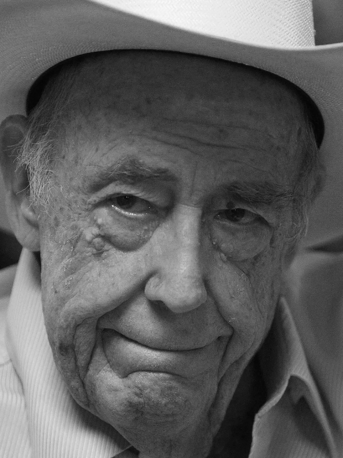 ARCHIV - 11.07.2013, USA, Las Vegas: Doyle Brunson, Poker Spieler aus den USA, nimmt am dritten Tag des Hauptturniers der World Series of Poker teil. Die amerikanische Poker-Größe Doyle Brunson ist tot. Der «Pate des Pokers» starb am Sonntag in Las Vegas im Alter von 89 Jahren, wie seine Familie und die World Poker Tour mitteilten. Foto: John Locher/Las Vegas Review-Journal/AP/dpa +++ dpa-Bildfunk +++