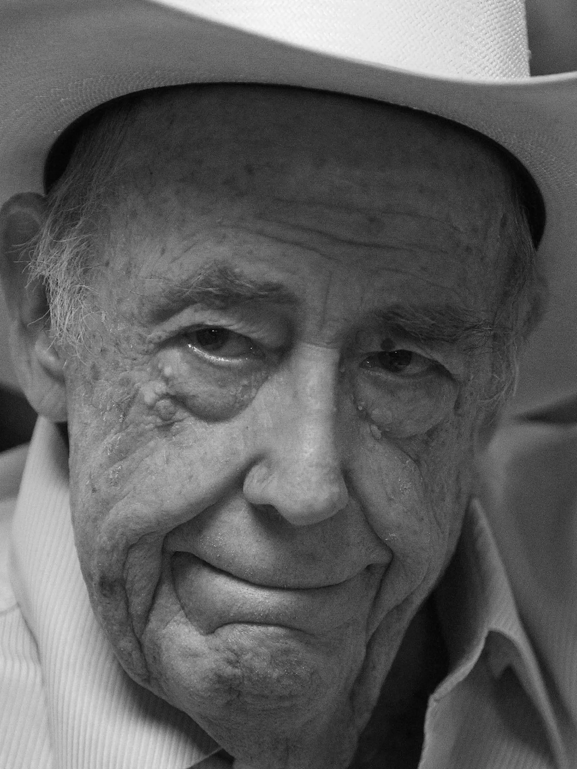 ARCHIV - 11.07.2013, USA, Las Vegas: Doyle Brunson, Poker Spieler aus den USA, nimmt am dritten Tag des Hauptturniers der World Series of Poker teil. Die amerikanische Poker-Größe Doyle Brunson ist tot. Der «Pate des Pokers» starb am Sonntag in Las Vegas im Alter von 89 Jahren, wie seine Familie und die World Poker Tour mitteilten. Foto: John Locher/Las Vegas Review-Journal/AP/dpa +++ dpa-Bildfunk +++