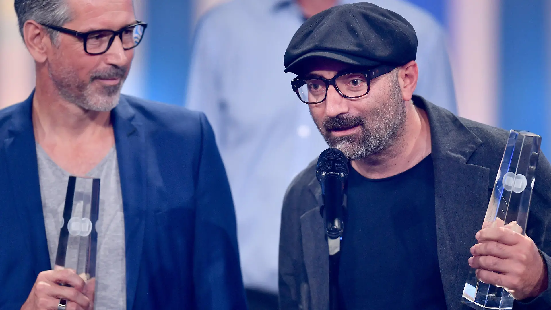 Die Regisseure Wolfgang Groos (l) und Tobias Baumann freuen sich bei der Verleihung vom Deutschen Fernsehpreis 2022 über die Auszeichnung in der Kategorie "Beste Drama-Serie" für "Faking Hitler". Mit einer Primetime-Show geht die zweitägige Verleihung der Deutschen Fernsehpreise weiter.