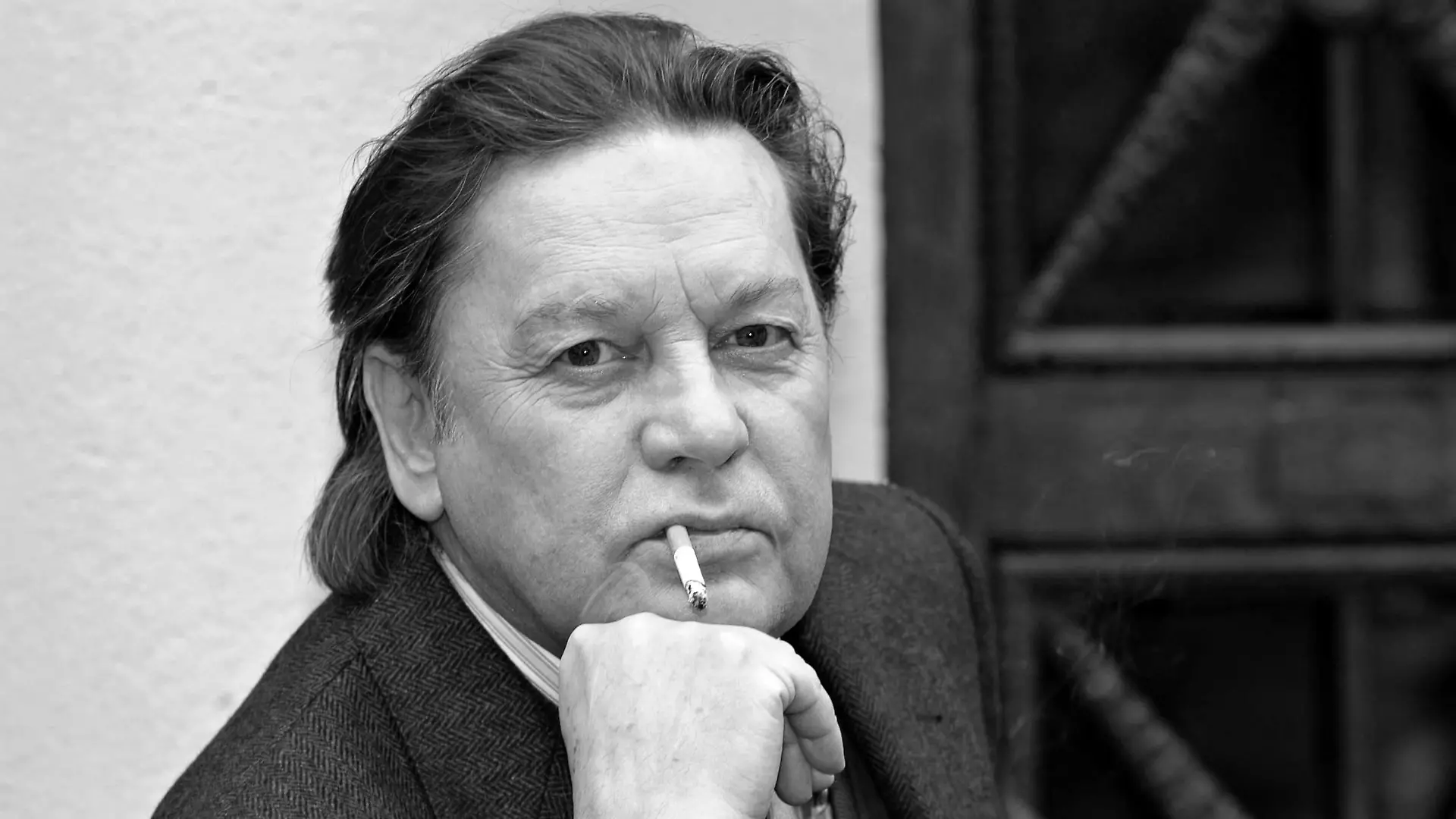 HELMUT BERGER RAUCHT AM SET ZUM RTL FILM "DAMALS WARST DU STILL" IN FELDAFING BEI MÜNCHEN / 211004 / SCHAUSPIELER / RAUCHEN ZIGARETTE / PROMI / PORTRÄT / DREH DREH DREHARBEITEN / FILMSET / TV FERNSEHEN / FOTOTERMIN / / DEUTSCHLAND / EUROPA / 2004 / DIGIPIX