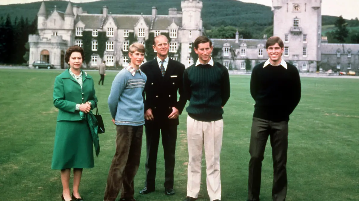 ARCHIV - 31.10.1979, Großbritannien, Balmoral: Königin Elizabeth II., Prinz Edward, Prinz Philip, Prinz Charles und Prinz Andrew vor Schloss Balmoral in Schottland. Königin Elizabeth II. ist tot. Foto: -/dpa +++ dpa-Bildfunk +++