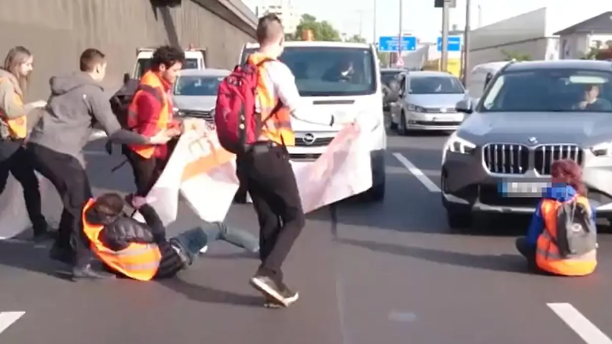 Mehrere Autofahrer versuchten, die Aktivisten von der Straße zu zerren.