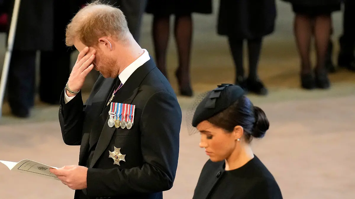 14.09.2022, Großbritannien, London: Kate (l-r), Prinzessin von Wales, Prinz Harry und seine Frau Meghan, Herzogin von Sussex, erweisen Königin Elizabeth II. die letzte Ehre, während der Sarg in der Westminster Hall für ihre Aufbahrung bereitsteht. Die Königin wird vier Tage lang in der Westminster Hall aufgebahrt, bevor sie am Montag, dem 19. September, beigesetzt wird. Die britische Königin Elizabeth II. ist am 08.09.2022 im Alter von 96 Jahren gestorben. Foto: Christopher Furlong/Pool Getty Images/AP/dpa +++ dpa-Bildfunk +++