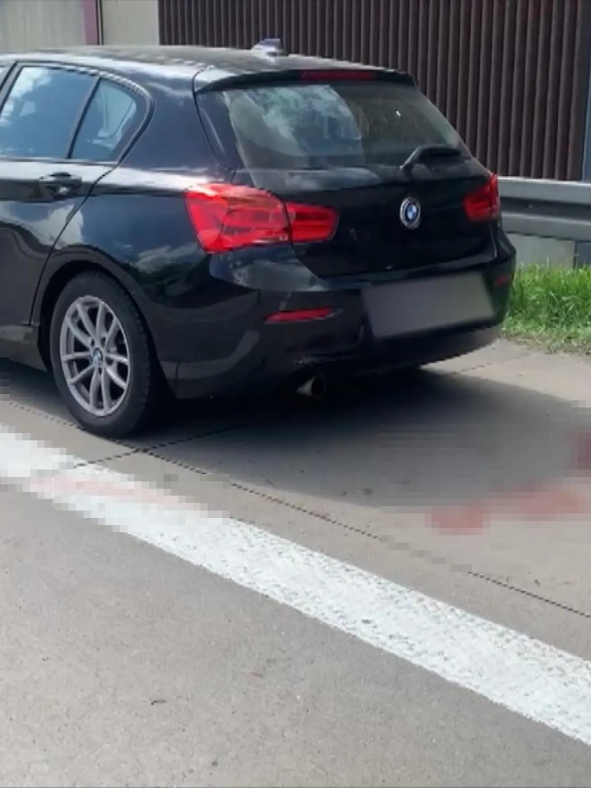 Die Blutflecken auf dem Boden deuten noch auf das schreckliche Unglück hin.