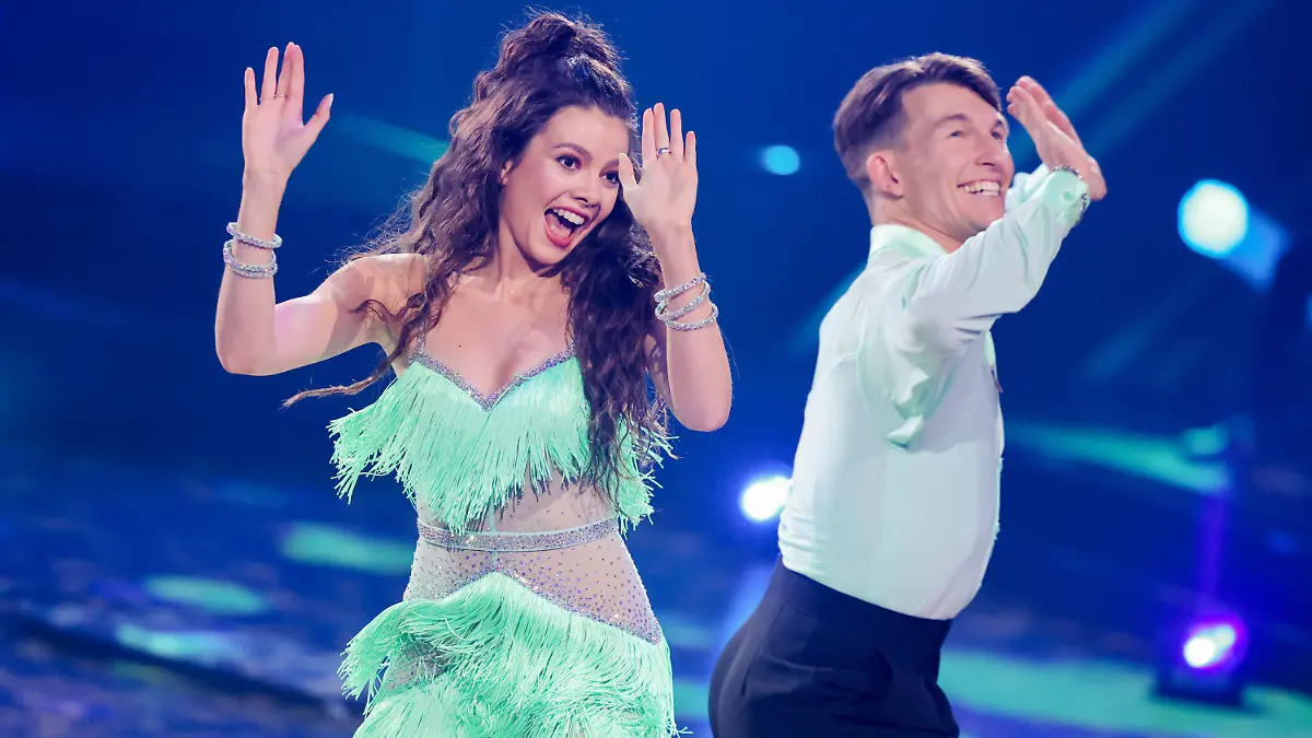 01.03.2024, Nordrhein-Westfalen, Köln: Maria Clara Groppler, Comedian, und Mikael Tatarkin, Profitänzer, stehen in der RTL-Tanzshow "Let's Dance" zum Auftakt der neuen Staffel auf dem Parkett im Coloneum. Foto: Rolf Vennenbernd/dpa +++ dpa-Bildfunk +++
