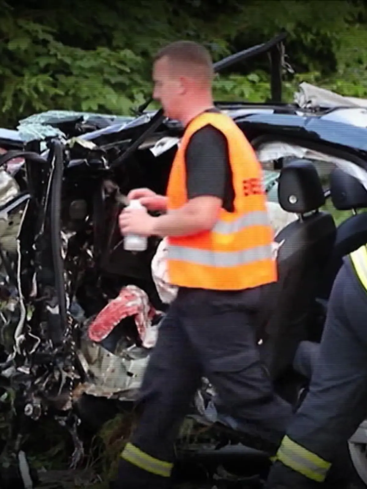 Es war ein grauenvoller Unfall in Markranstädt bei Aue (Sachsen), drei Frauen starben im Juni 2020, als ein Tesla frontal in den Gegenverkehr rauschte. Nun sollte der Prozess beginnen, doch die Angeklagte erschien nicht. Sie sei positiv auf Corona getestet, so ihr Anwalt. Freunde und Angehörige der Getöteten müssen jetzt noch länger warten, bis die juristische Aufarbeitung des Dramas beginnen kann. Was der Sohn und Bruder einer der toten Frauen und ihre beste Freundin dazu sagen – in unserem Video.