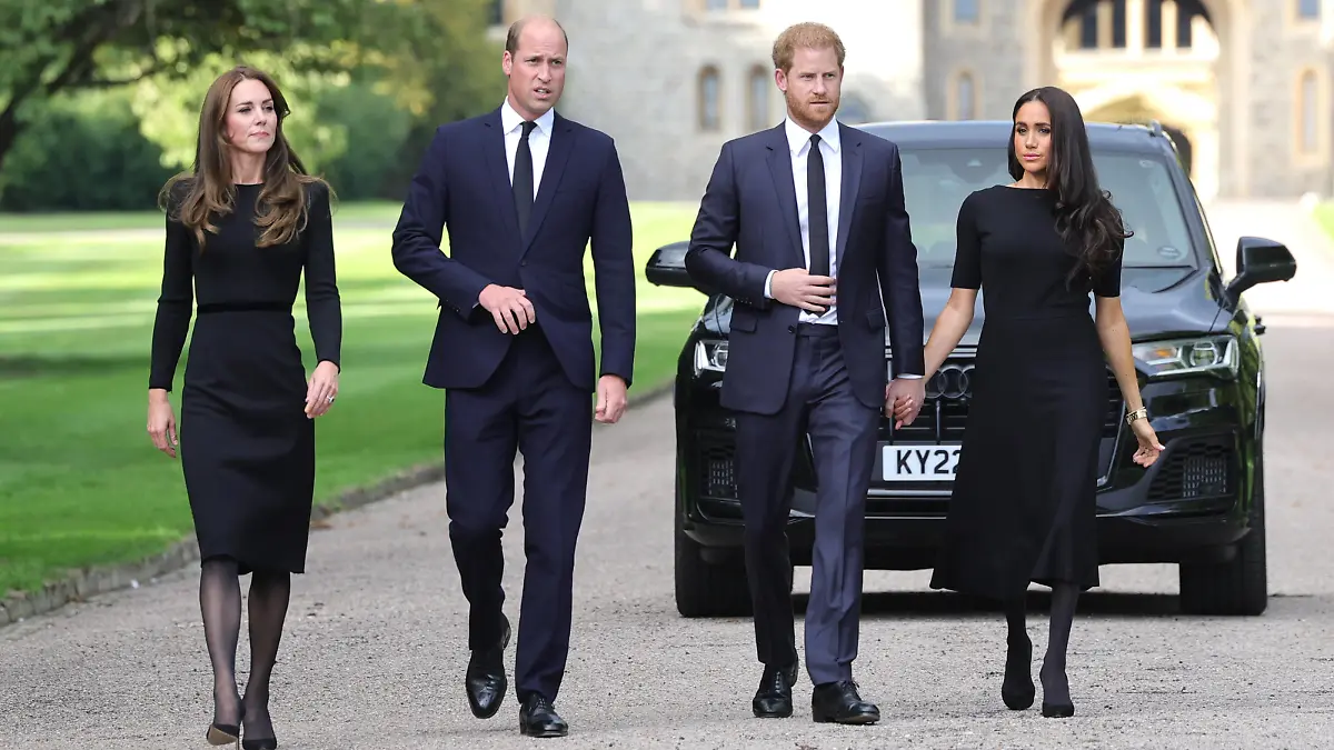  . 10/09/2022. Windsor, United Kingdom. William , Prince of Wales and Catherine, Princess of Wales ,  William and Kate Middleton  together with Prince Harry and Meghan Markle , the Duke and Duchess of Sussex, look at the floral tributes at Windsor Castle following the death of Queen Elizabeth II . PUBLICATIONxINxGERxSUIxAUTxHUNxONLY xPoolx/xi-Imagesx IIM-23755-0010