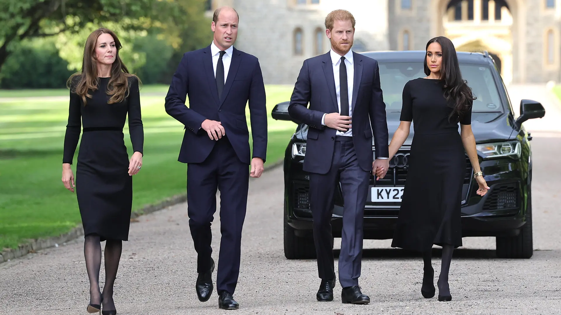  . 10/09/2022. Windsor, United Kingdom. William , Prince of Wales and Catherine, Princess of Wales ,  William and Kate Middleton  together with Prince Harry and Meghan Markle , the Duke and Duchess of Sussex, look at the floral tributes at Windsor Castle following the death of Queen Elizabeth II . PUBLICATIONxINxGERxSUIxAUTxHUNxONLY xPoolx/xi-Imagesx IIM-23755-0010