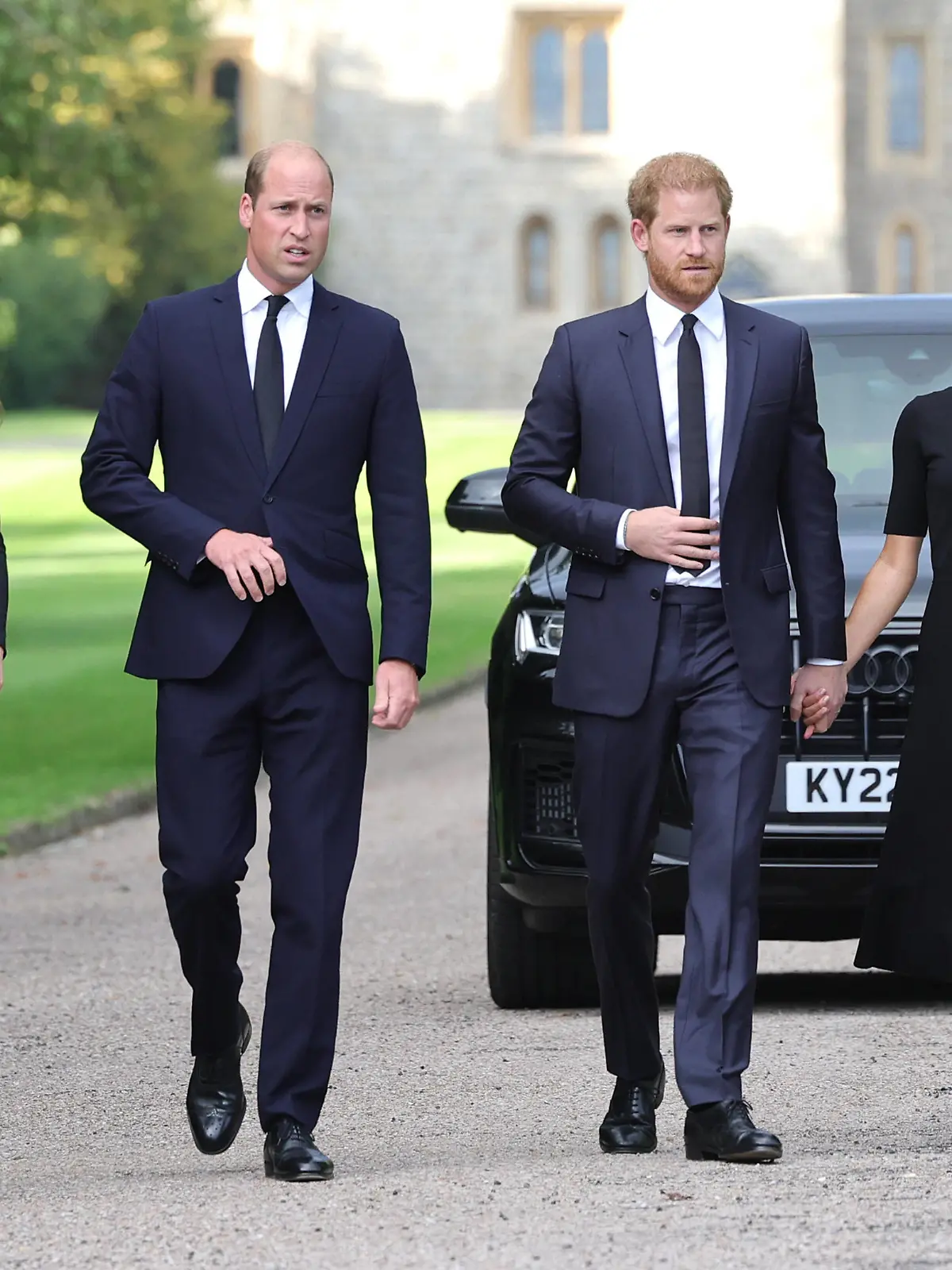  . 10/09/2022. Windsor, United Kingdom. William , Prince of Wales and Catherine, Princess of Wales ,  William and Kate Middleton  together with Prince Harry and Meghan Markle , the Duke and Duchess of Sussex, look at the floral tributes at Windsor Castle following the death of Queen Elizabeth II . PUBLICATIONxINxGERxSUIxAUTxHUNxONLY xPoolx/xi-Imagesx IIM-23755-0010