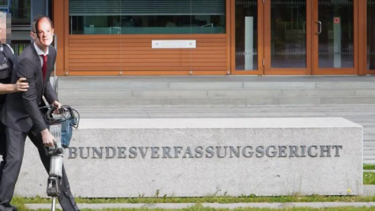 Der Tweet der letzten Generation zeigt die Verhaftung eines Aktivisten vor dem Bundesverfassungsgericht.