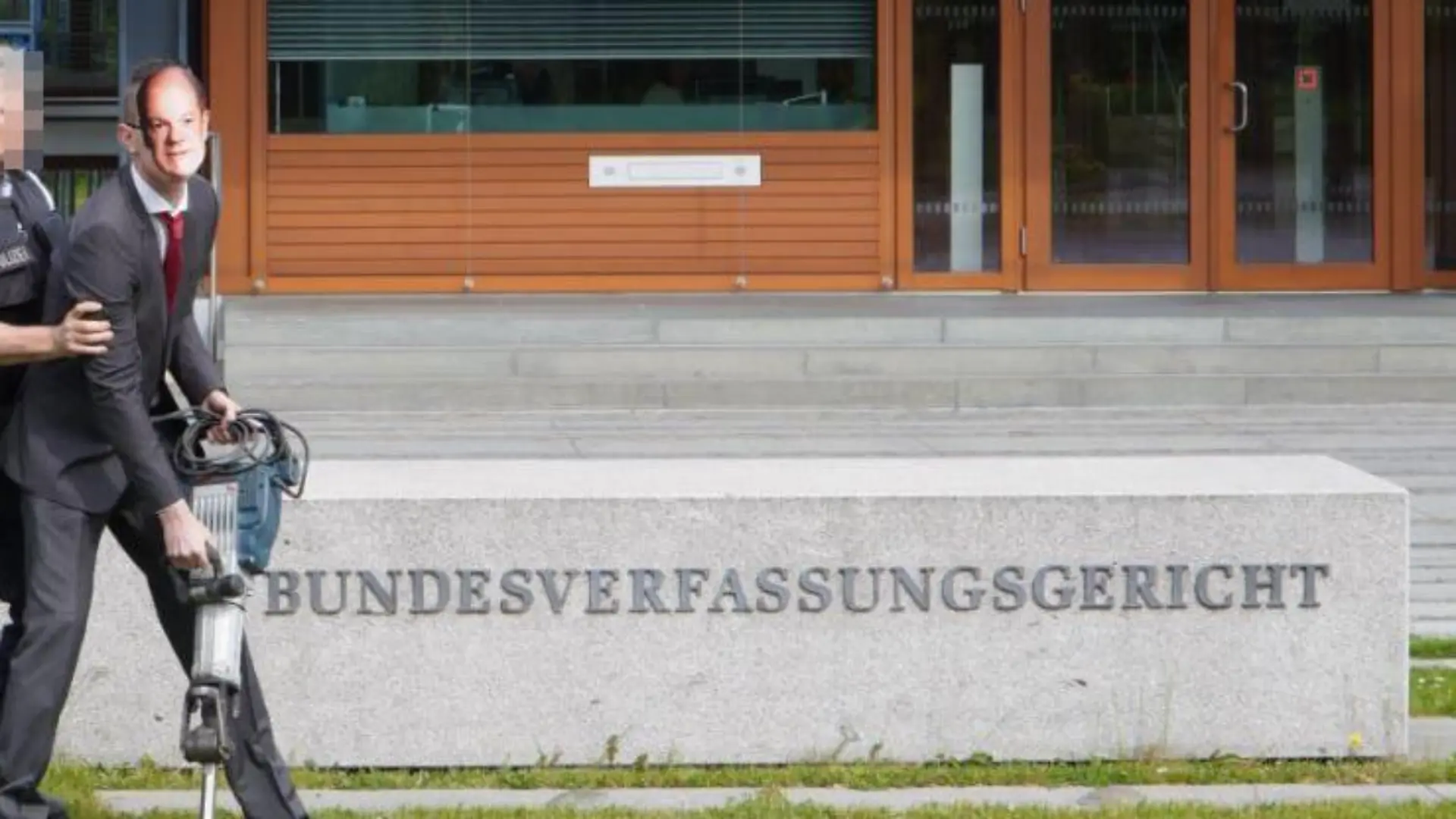 Der Tweet der letzten Generation zeigt die Verhaftung eines Aktivisten vor dem Bundesverfassungsgericht.