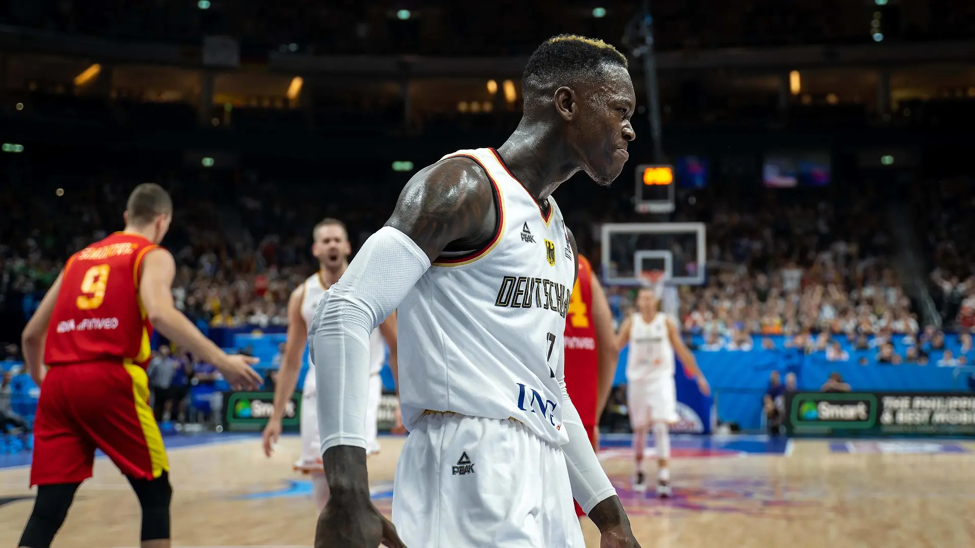 Basketball Berlin 10.09.2022 Eurobasket 2022 Achtelfinale Deutschland GER - Montenegro MNE Dennis Schröder / Schroeder Deutschland, No.17 Schröder Schroder Jubel *** Basketball Berlin 10 09 2022 Eurobasket 2022 Round of 16 Germany GER Montenegro MNE Dennis Schröder Schroeder Germany, No 17 Schröder Schroder cheer