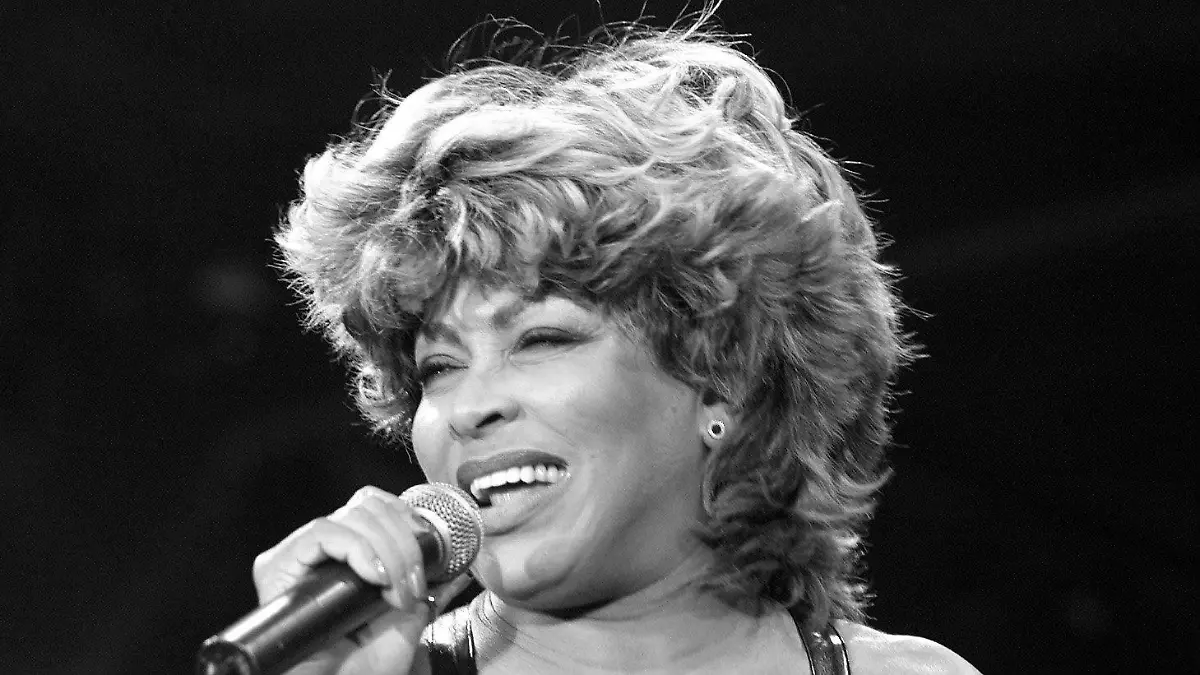 ARCHIV - 19.07.2000, Hamburg: Die US-amerikanische Sängerin Tina Turner gibt im Volksparkstadion im Rahmen ihrer Abschiedstournee ein Konzert. Die Rocksängerin Tina Turner ist tot. Die gebürtige Amerikanerin starb am Mittwoch im Alter von 83 Jahren in der Schweiz, wo sie seit vielen Jahren lebte, wie ein Sprecher am Abend bekannt gab. Foto: Stefan Hesse/dpa +++ dpa-Bildfunk +++