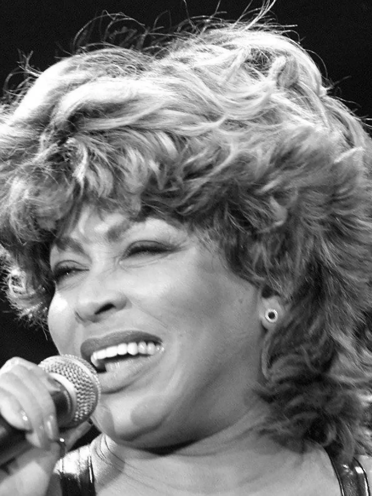 ARCHIV - 19.07.2000, Hamburg: Die US-amerikanische Sängerin Tina Turner gibt im Volksparkstadion im Rahmen ihrer Abschiedstournee ein Konzert. Die Rocksängerin Tina Turner ist tot. Die gebürtige Amerikanerin starb am Mittwoch im Alter von 83 Jahren in der Schweiz, wo sie seit vielen Jahren lebte, wie ein Sprecher am Abend bekannt gab. Foto: Stefan Hesse/dpa +++ dpa-Bildfunk +++