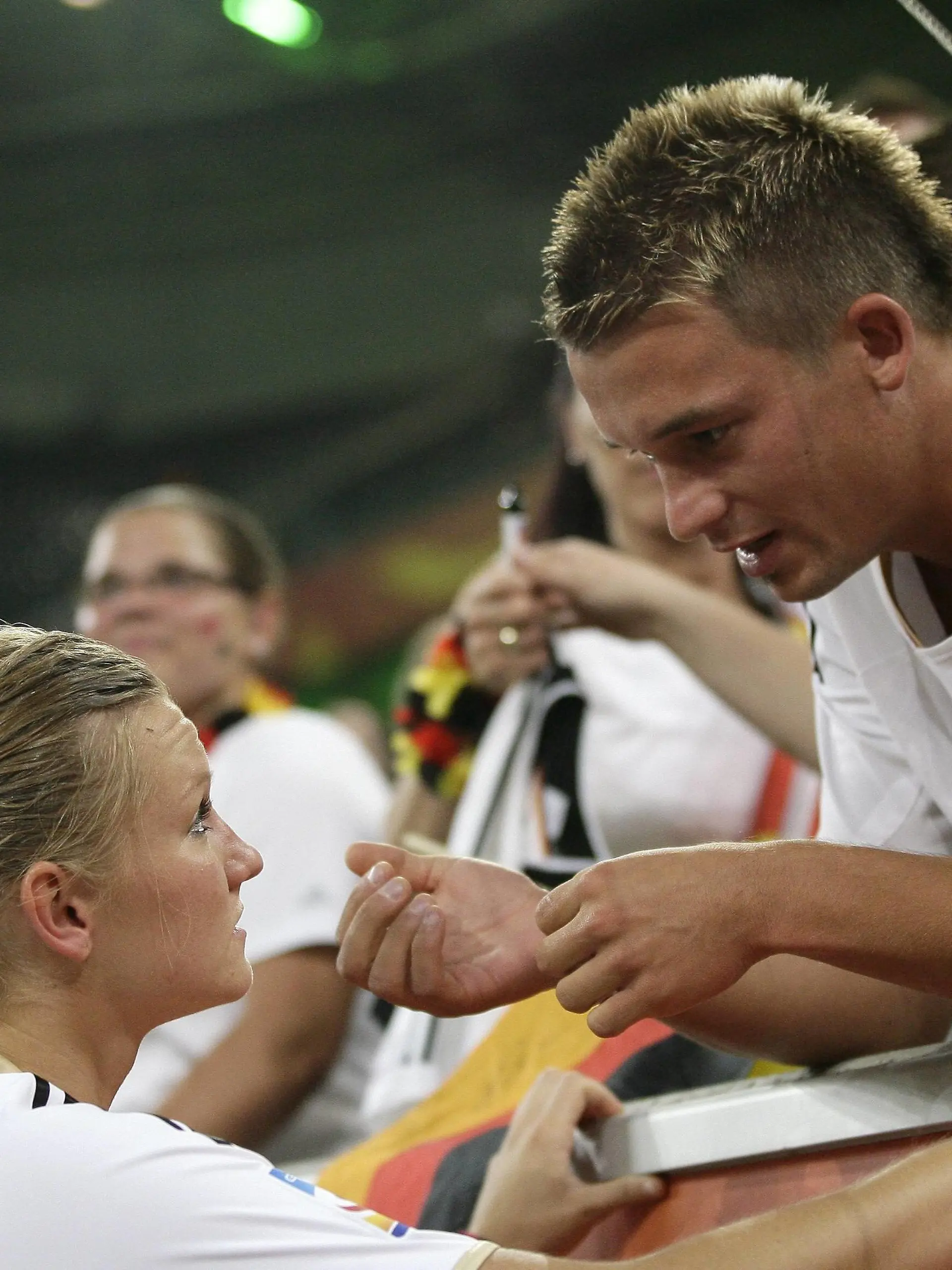Bildnummer: 08119464 Datum: 05.07.2011 Copyright: imago/Bernd König
Alexandra Popp, Deutschland, wird nach dem Spiel von ihrem Freund Patrick in den Arm genommen; Fussball Damen Frauenfussball WM DFB Nationalteam Länderspiel Mönchengladbach privat xsp x2x 2011 quer Aufmacher o00 Familie o0 Mann Partner Lebensgefährte privat
Image number 08119464 date 05 07 2011 Copyright imago Bernd King Alexandra Popp Germany will After the Game from her Friend Patrick in the Poor made Football women Women\u0026#39;s football World Cup DFB National team international match Moenchengladbach Private x2x 2011 horizontal Highlight o00 Family o0 Man Partner Life companion Private