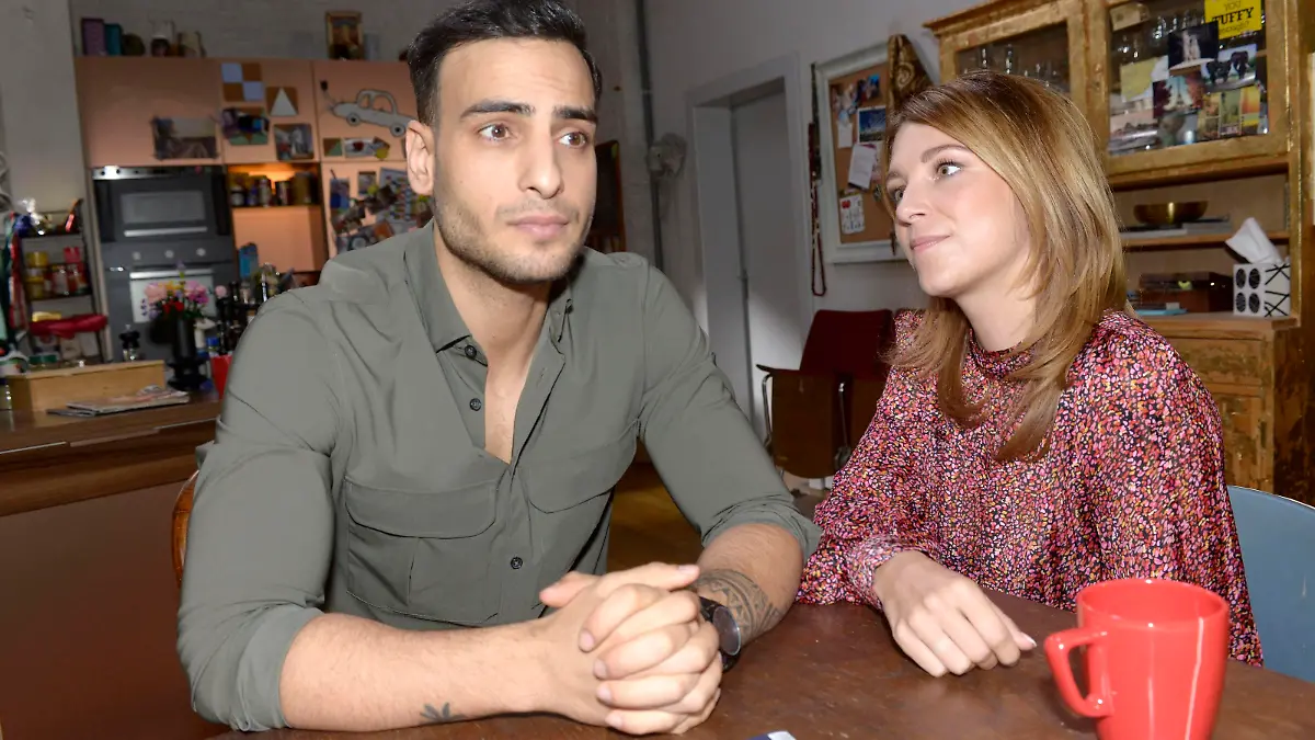 Lilly (Iris Mareike Steen) merkt, dass sich Nihat (Timur Ülker) Gedanken über seine Zukunft macht.
Die Verwendung des sendungsbezogenen Materials ist nur mit dem Hinweis und Verlinkung auf RTL+ gestattet.