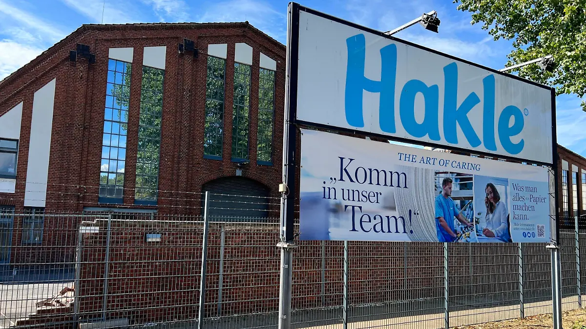 05.09.2022, Nordrhein-Westfalen, Düsseldorf: Ein Schild steht vor der Zentrale des Hygienepapier-Herstellers Hakle. Die Firma hat ein Insolvenzverfahren in Eigenverwaltung beantragt. (zu dpa «Toilettenpapierhersteller Hakle wird zum Sanierungsfall») Foto: Wolf von Dewitz/dpa +++ dpa-Bildfunk +++