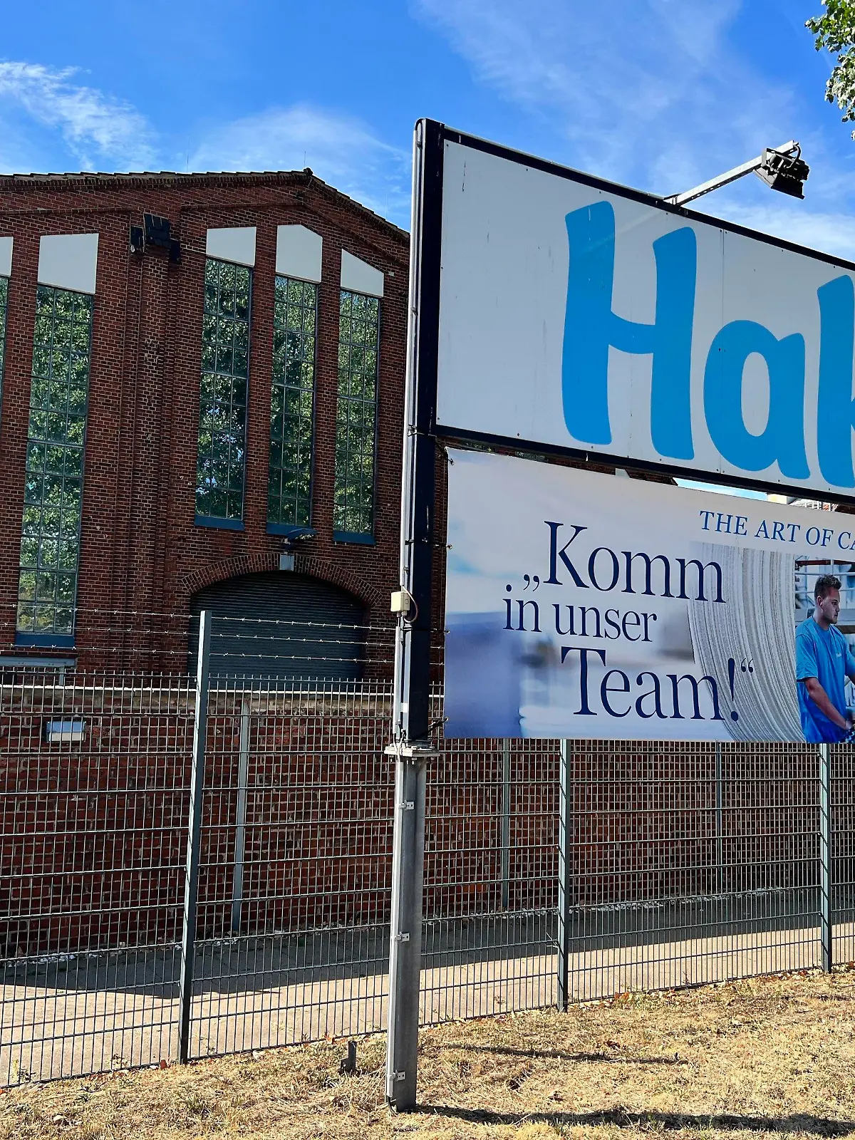 05.09.2022, Nordrhein-Westfalen, Düsseldorf: Ein Schild steht vor der Zentrale des Hygienepapier-Herstellers Hakle. Die Firma hat ein Insolvenzverfahren in Eigenverwaltung beantragt. (zu dpa «Toilettenpapierhersteller Hakle wird zum Sanierungsfall») Foto: Wolf von Dewitz/dpa +++ dpa-Bildfunk +++