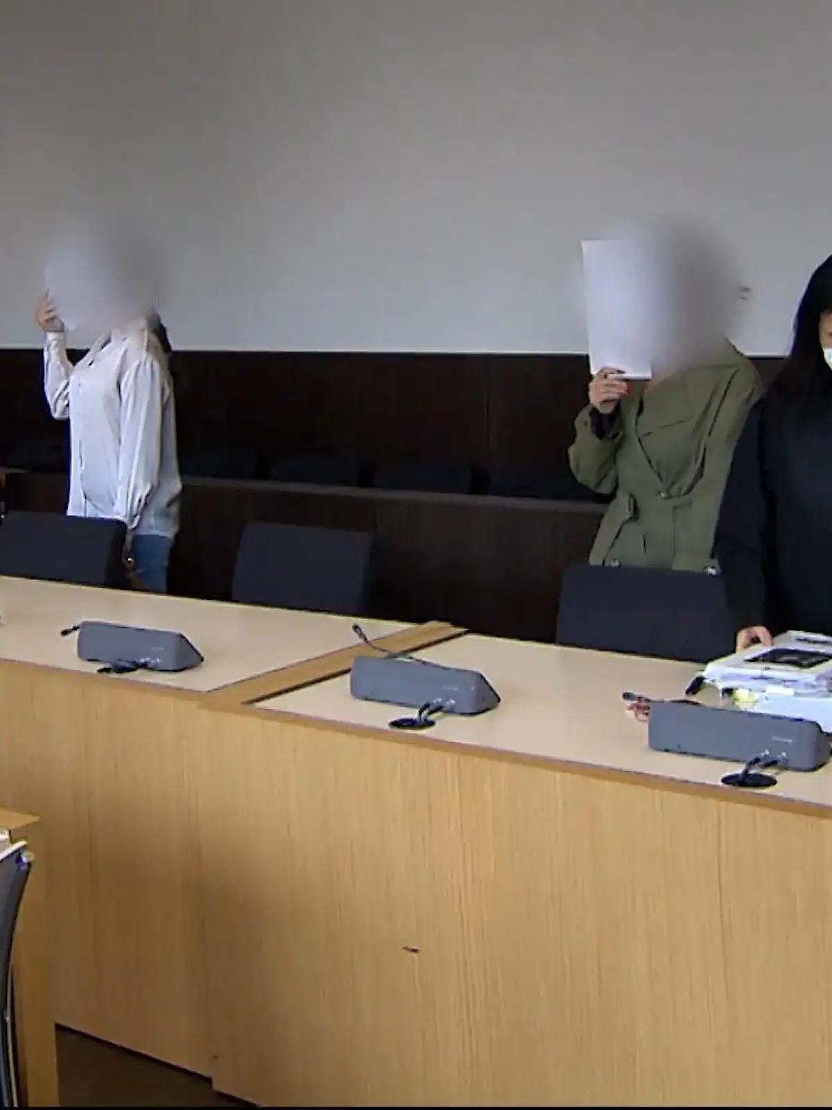 Zwei Frauen stehen heute vor dem Amtsgericht Düsseldorf. Sie wurden wegen laienhafter Haar-Operationen angeklagt. Die beiden gaben sich als Ärztinnen aus, waren aber gar keine.