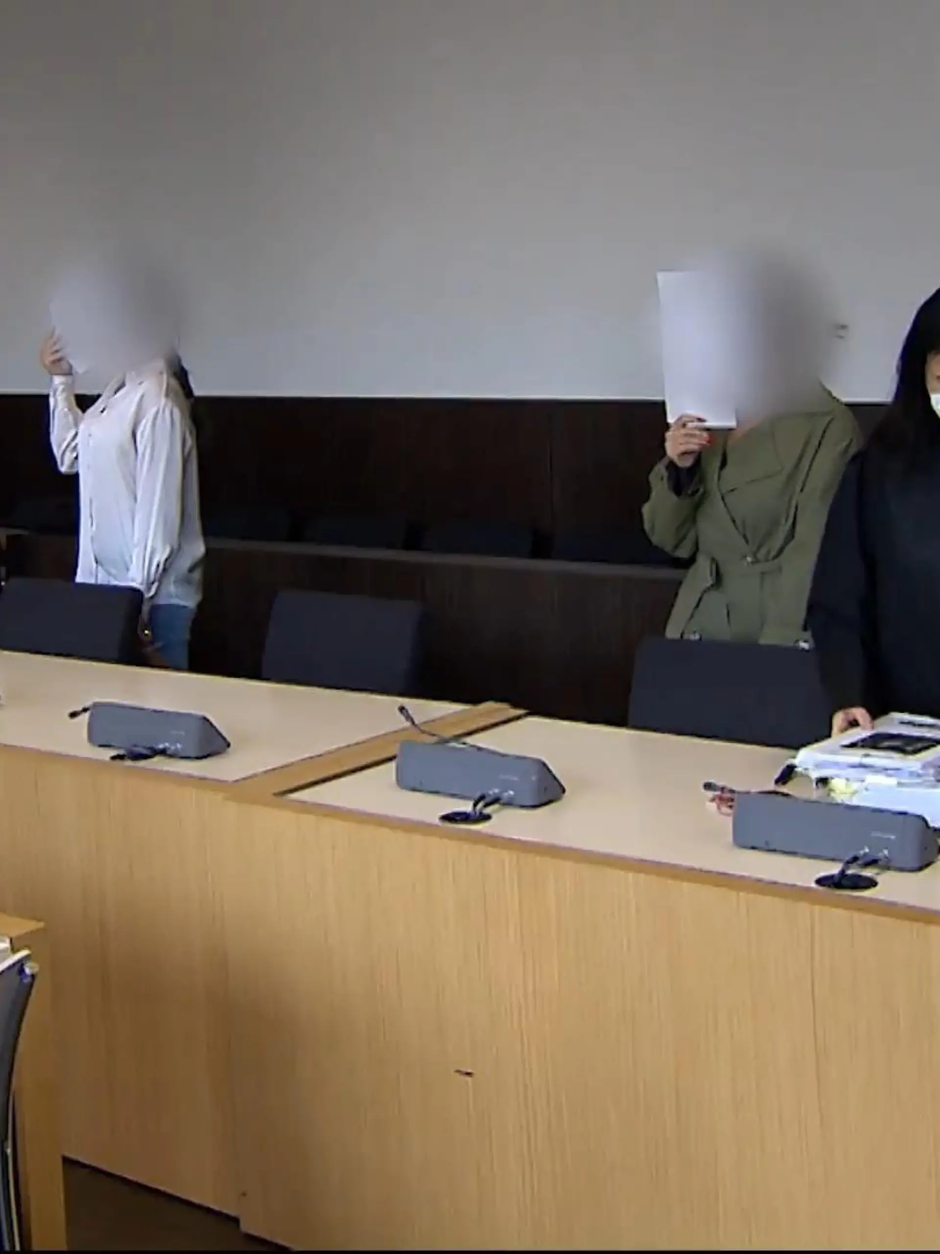 Zwei Frauen stehen heute vor dem Amtsgericht Düsseldorf. Sie wurden wegen laienhafter Haar-Operationen angeklagt. Die beiden gaben sich als Ärztinnen aus, waren aber gar keine.