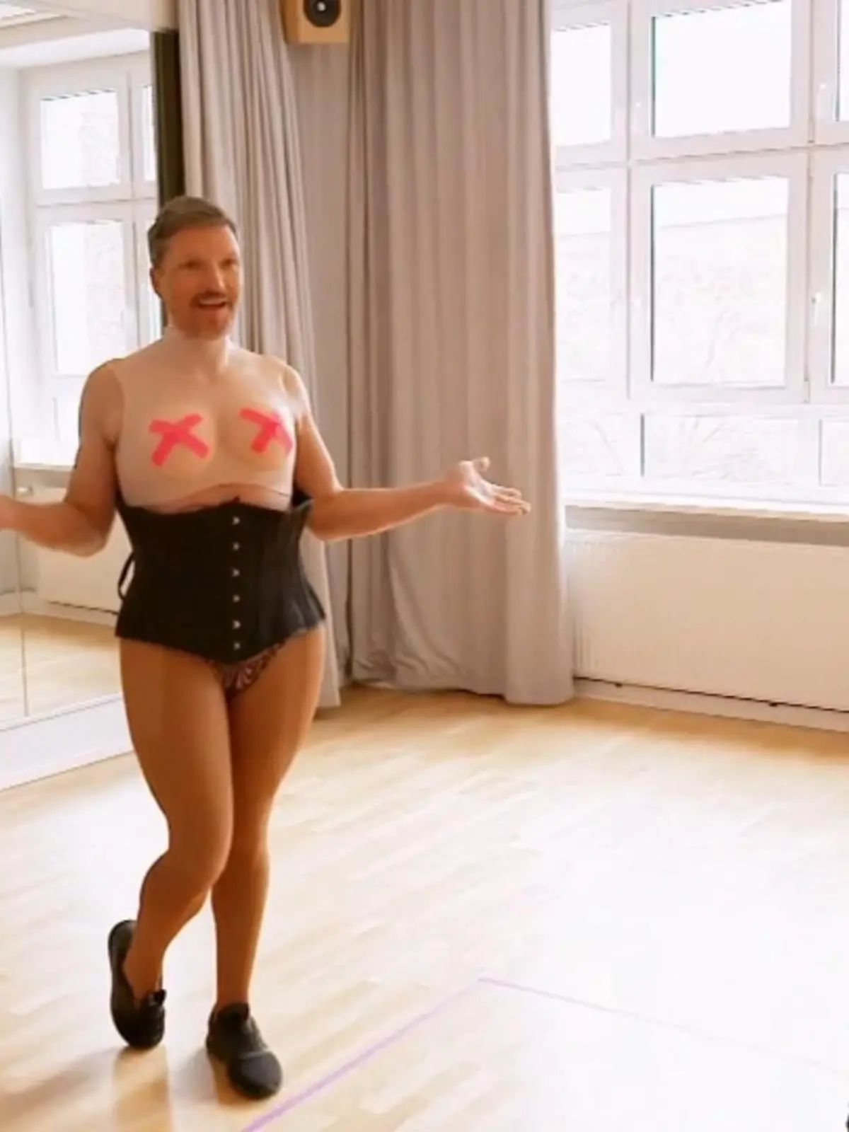 Bild zu: "So wird Hardy Krüger zur Drag Queen "Hydra""