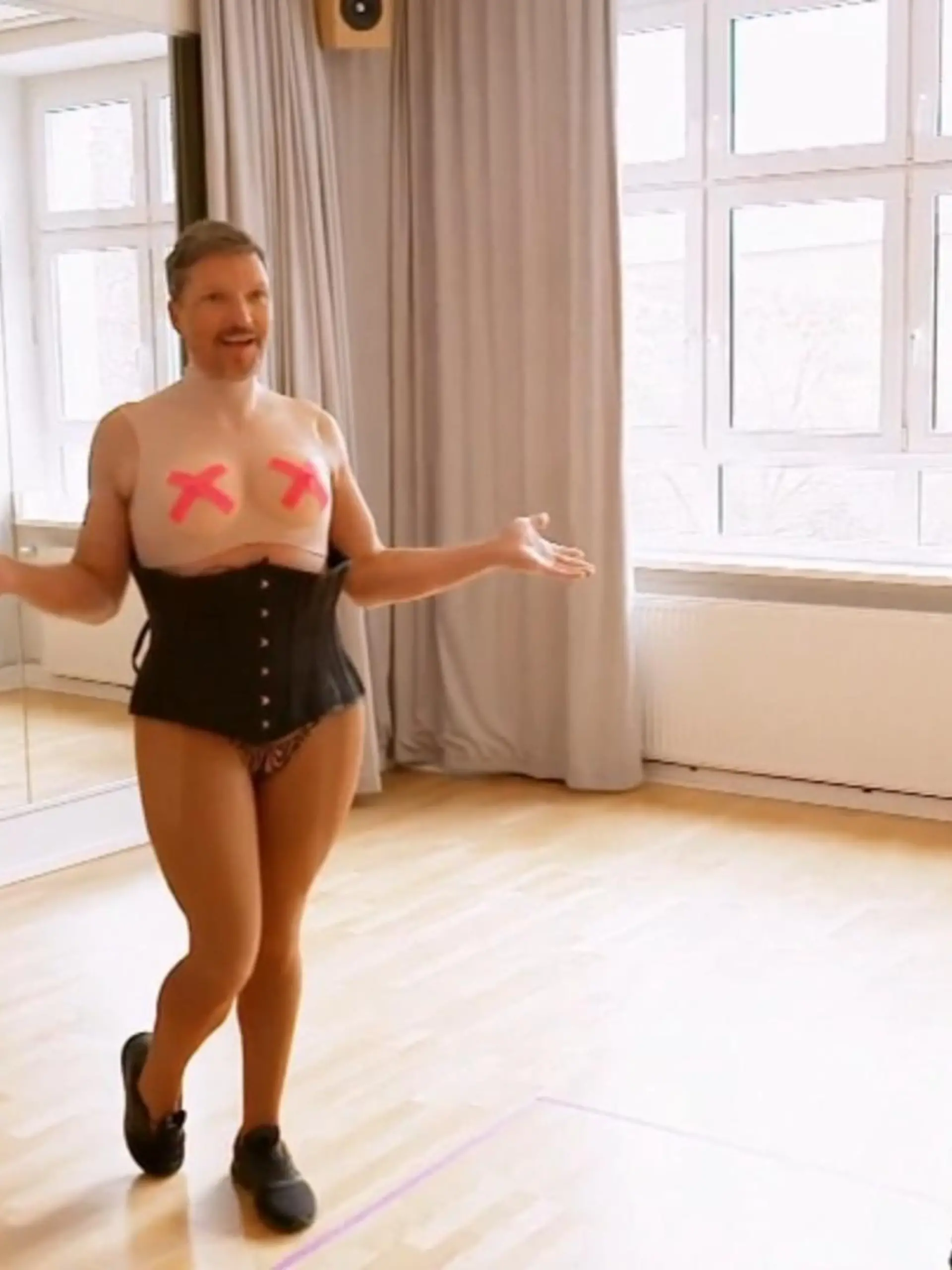 Bild zu: "So wird Hardy Krüger zur Drag Queen "Hydra""