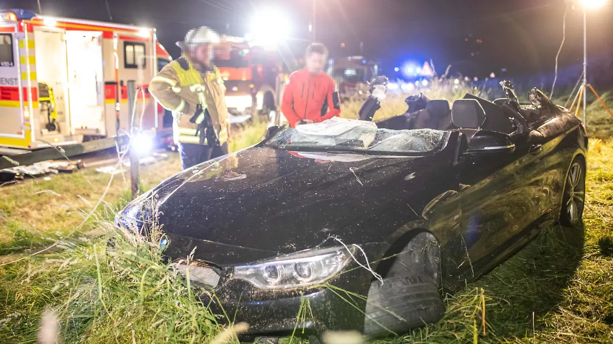7aIMG: 0393912 NÜRTINGEN: Ein Horrorcrash der nicht mal in den schlimmsten Träumen vorkommt. Der PS starke BMW M3 steht auf einer Wiese neben der B297. Von außen nur ein paar Schrammen und eine gebrochene Achse. Innen ragt jedoch ein dicker Zaunpfahl aus Holz aus dem Handschuhfach raus - Bis in den Beifahrersitz. Drum herum Holzspäne. Der Unfall ereignete sich gegen 23 Uhr.
Der Fahrer des BMW M3 (bis zu 510PS) kam aus Richtung Nürtingen, fuhr Richtung Kirchheim Teck. Kurz vor Reudern verlor der BMW die Kontrolle, raste nach links in den Grünstreifen auf eine Wiese, durchbrach einen Weidezaun frontal. Ein Holzpfahl von diesem Zaun durchbohrte den Motorraum und stoß bis auf den Fahrersitz. Der Beifahrer wurde von dem Pfahl getroffen, regelrecht durchbohrt und lebensgefährlich verletzt.
Die Feuerwehr musste den Pfahl durchsägen, damit der Beifahrer gerettet werden konnte. Mit einem Rettungshubschrauber wurde er noch mit dem Stück Holz im Bauch in eine Klinik geflogen. Der Fahrer kam schwer verletzt in eine Klinik. Die Unfallursache wird nun von der Polizei ermittelt.Baden-Württemberg, 72622 Nürtingen, Deutschland Fotograf: 7aktuell.de/ Adomat 7aID:35291