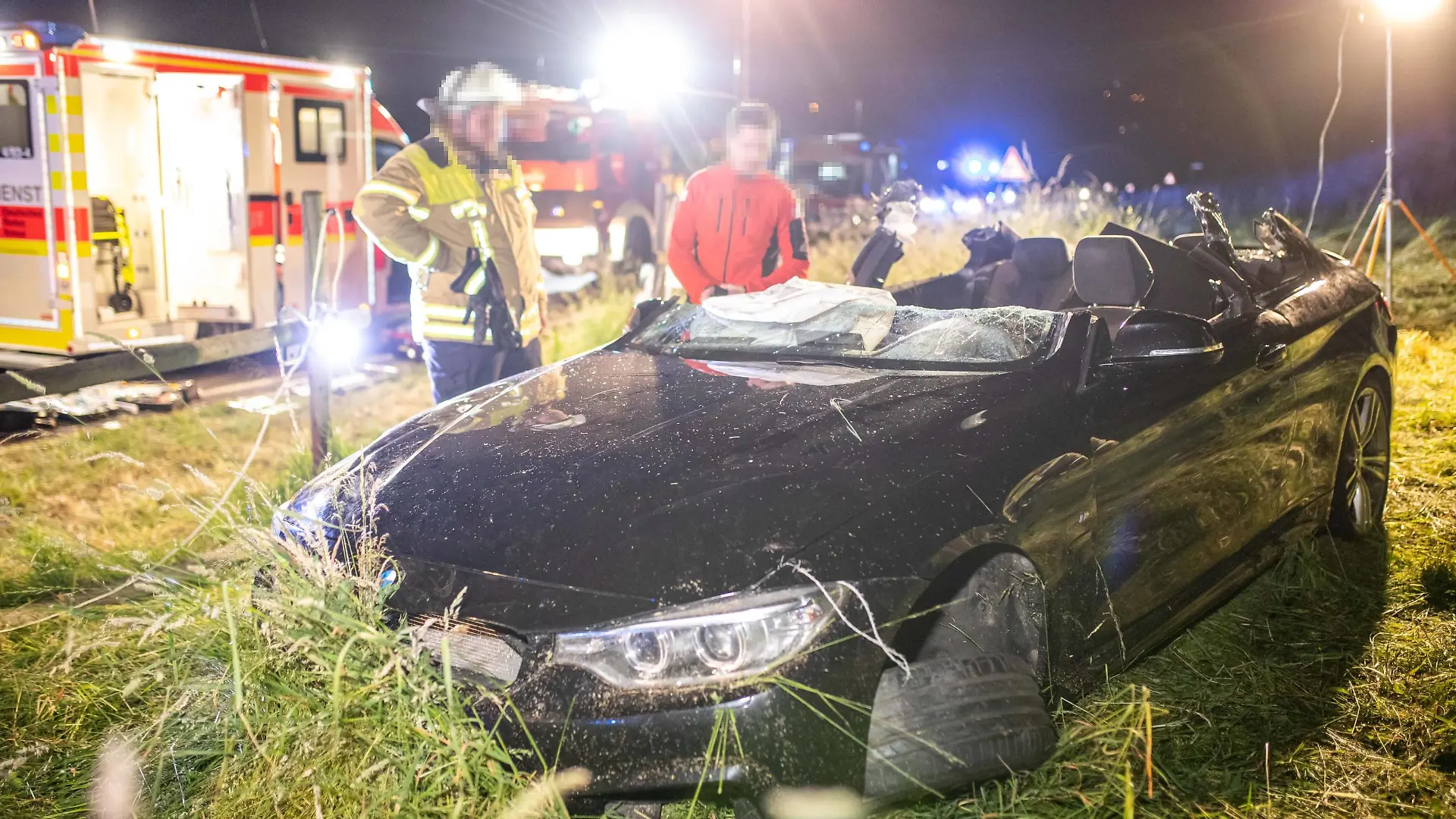 7aIMG: 0393912 NÜRTINGEN: Ein Horrorcrash der nicht mal in den schlimmsten Träumen vorkommt. Der PS starke BMW M3 steht auf einer Wiese neben der B297. Von außen nur ein paar Schrammen und eine gebrochene Achse. Innen ragt jedoch ein dicker Zaunpfahl aus Holz aus dem Handschuhfach raus - Bis in den Beifahrersitz. Drum herum Holzspäne. Der Unfall ereignete sich gegen 23 Uhr.
Der Fahrer des BMW M3 (bis zu 510PS) kam aus Richtung Nürtingen, fuhr Richtung Kirchheim Teck. Kurz vor Reudern verlor der BMW die Kontrolle, raste nach links in den Grünstreifen auf eine Wiese, durchbrach einen Weidezaun frontal. Ein Holzpfahl von diesem Zaun durchbohrte den Motorraum und stoß bis auf den Fahrersitz. Der Beifahrer wurde von dem Pfahl getroffen, regelrecht durchbohrt und lebensgefährlich verletzt.
Die Feuerwehr musste den Pfahl durchsägen, damit der Beifahrer gerettet werden konnte. Mit einem Rettungshubschrauber wurde er noch mit dem Stück Holz im Bauch in eine Klinik geflogen. Der Fahrer kam schwer verletzt in eine Klinik. Die Unfallursache wird nun von der Polizei ermittelt.Baden-Württemberg, 72622 Nürtingen, Deutschland Fotograf: 7aktuell.de/ Adomat 7aID:35291