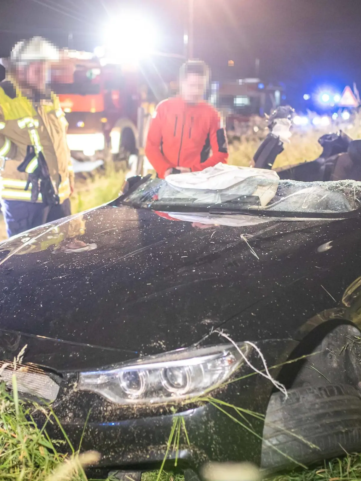 7aIMG: 0393912 NÜRTINGEN: Ein Horrorcrash der nicht mal in den schlimmsten Träumen vorkommt. Der PS starke BMW M3 steht auf einer Wiese neben der B297. Von außen nur ein paar Schrammen und eine gebrochene Achse. Innen ragt jedoch ein dicker Zaunpfahl aus Holz aus dem Handschuhfach raus - Bis in den Beifahrersitz. Drum herum Holzspäne. Der Unfall ereignete sich gegen 23 Uhr. 

Der Fahrer des BMW M3 (bis zu 510PS) kam aus Richtung Nürtingen, fuhr Richtung Kirchheim Teck. Kurz vor Reudern verlor der BMW die Kontrolle, raste nach links in den Grünstreifen auf eine Wiese, durchbrach einen Weidezaun frontal. Ein Holzpfahl von diesem Zaun durchbohrte den Motorraum und stoß bis auf den Fahrersitz. Der Beifahrer wurde von dem Pfahl getroffen, regelrecht durchbohrt und lebensgefährlich verletzt. 

Die Feuerwehr musste den Pfahl durchsägen, damit der Beifahrer gerettet werden konnte. Mit einem Rettungshubschrauber wurde er noch mit dem Stück Holz im Bauch in eine Klinik geflogen. Der Fahrer kam schwer verletzt in eine Klinik. Die Unfallursache wird nun von der Polizei ermittelt.Baden-Württemberg, 72622 Nürtingen, Deutschland  Fotograf: 7aktuell.de/ Adomat 7aID:35291
