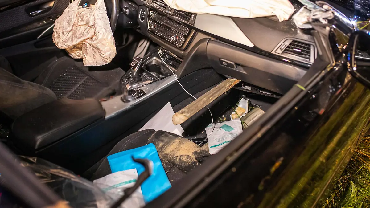 7aIMG: 0393908 NÜRTINGEN: Ein Horrorcrash der nicht mal in den schlimmsten Träumen vorkommt. Der PS starke BMW M3 steht auf einer Wiese neben der B297. Von außen nur ein paar Schrammen und eine gebrochene Achse. Innen ragt jedoch ein dicker Zaunpfahl aus Holz aus dem Handschuhfach raus - Bis in den Beifahrersitz. Drum herum Holzspäne. Der Unfall ereignete sich gegen 23 Uhr.
Der Fahrer des BMW M3 (bis zu 510PS) kam aus Richtung Nürtingen, fuhr Richtung Kirchheim Teck. Kurz vor Reudern verlor der BMW die Kontrolle, raste nach links in den Grünstreifen auf eine Wiese, durchbrach einen Weidezaun frontal. Ein Holzpfahl von diesem Zaun durchbohrte den Motorraum und stoß bis auf den Fahrersitz. Der Beifahrer wurde von dem Pfahl getroffen, regelrecht durchbohrt und lebensgefährlich verletzt.
Die Feuerwehr musste den Pfahl durchsägen, damit der Beifahrer gerettet werden konnte. Mit einem Rettungshubschrauber wurde er noch mit dem Stück Holz im Bauch in eine Klinik geflogen. Der Fahrer kam schwer verletzt in eine Klinik. Die Unfallursache wird nun von der Polizei ermittelt.Baden-Württemberg, 72622 Nürtingen, Deutschland Fotograf: 7aktuell.de/ Adomat 7aID:35291