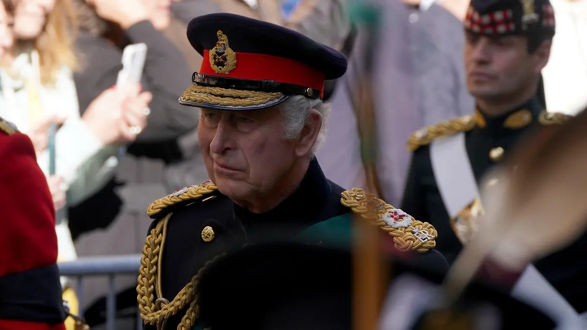 12.09.2022, Großbritannien, Edinburgh: König Charles III. nimmt an der Prozession des Sarges von Königin Elizabeth vom Palace of Holyroodhouse zur St. Giles Cathedral teil. Bevor die gestorbene Queen an diesem Dienstag von Edinburgh nach London übergeführt werden soll, haben Tausende Schotten bei einem Trauerzug Abschied von Elizabeth II. genommen. Foto: Andrew Milligan/PA Wire/dpa +++ dpa-Bildfunk +++